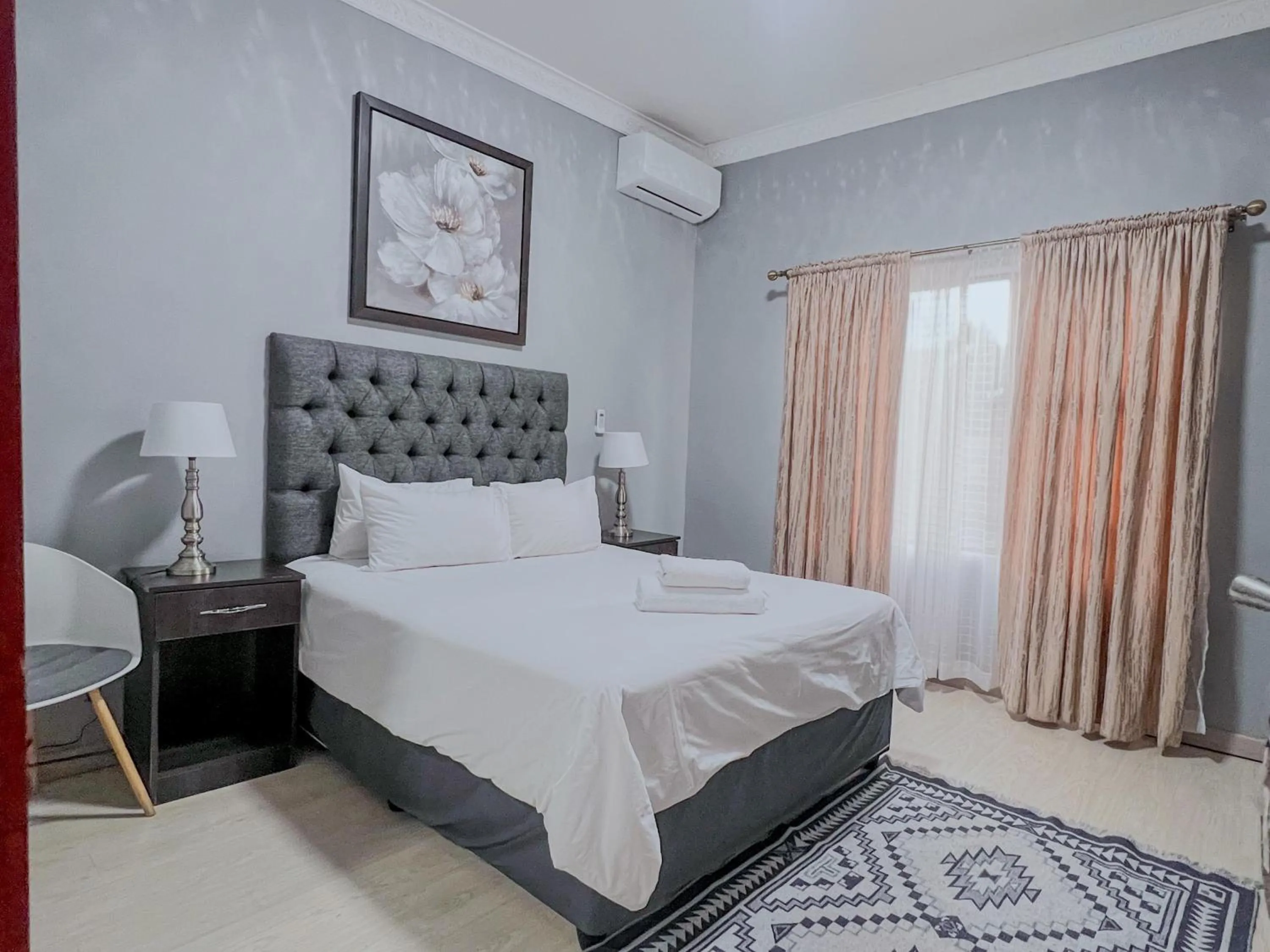 Bed in La Bronze Guest Lodge