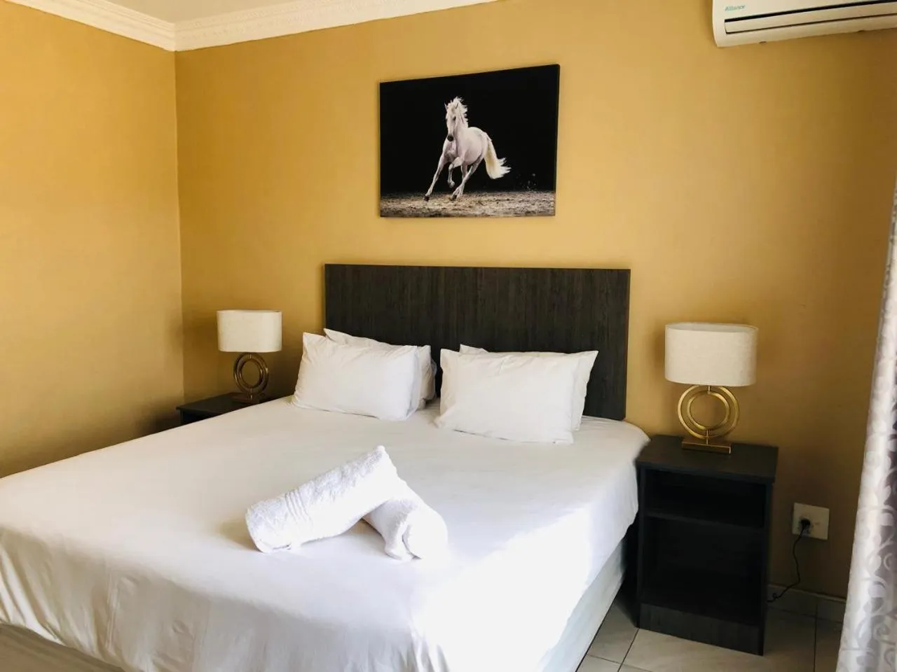 Bed in La Bronze Guest Lodge