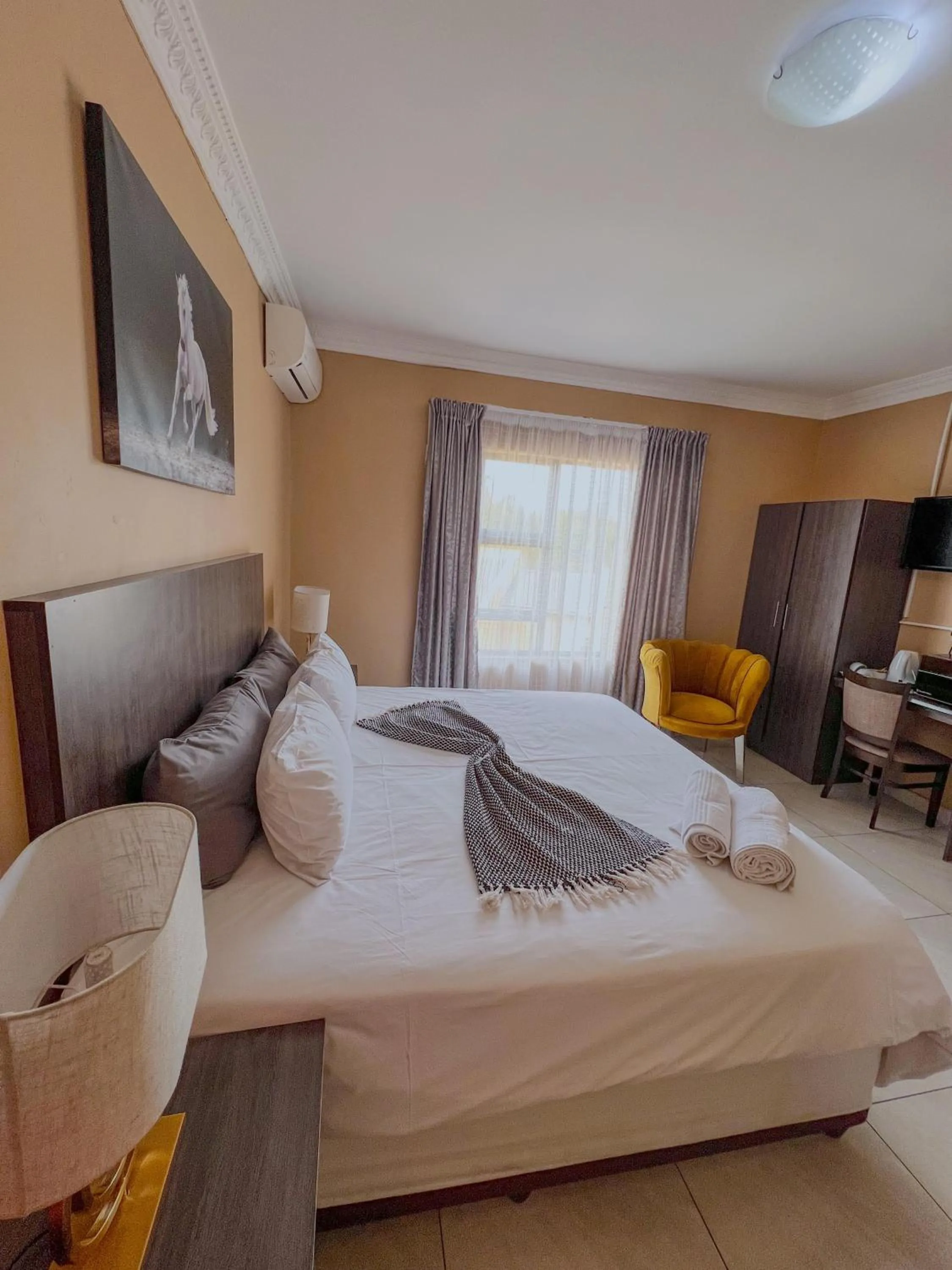 Bed in La Bronze Guest Lodge