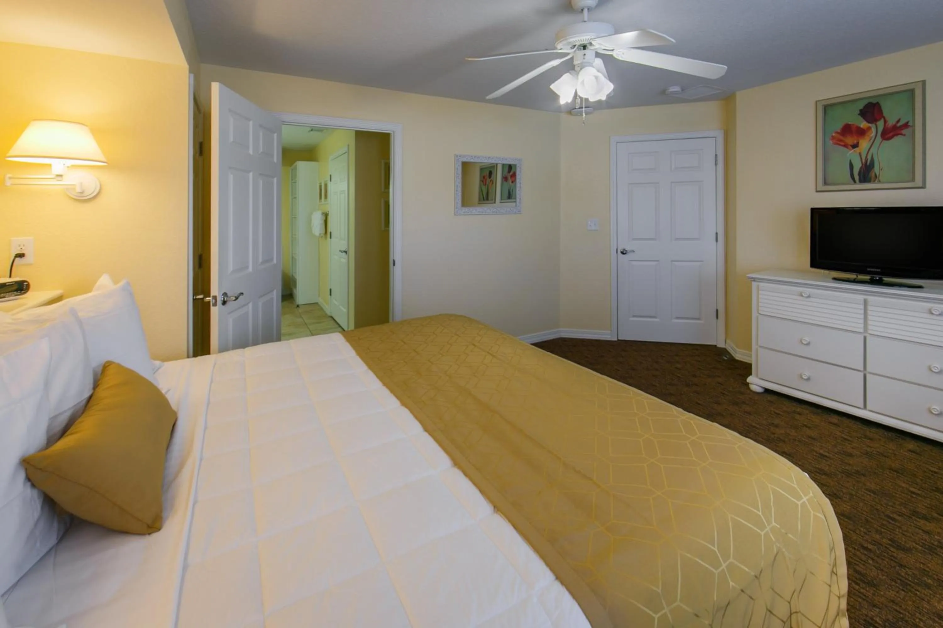 Photo of the whole room, Bed in Holiday Inn Club Vacations - Orlando Breeze Resort