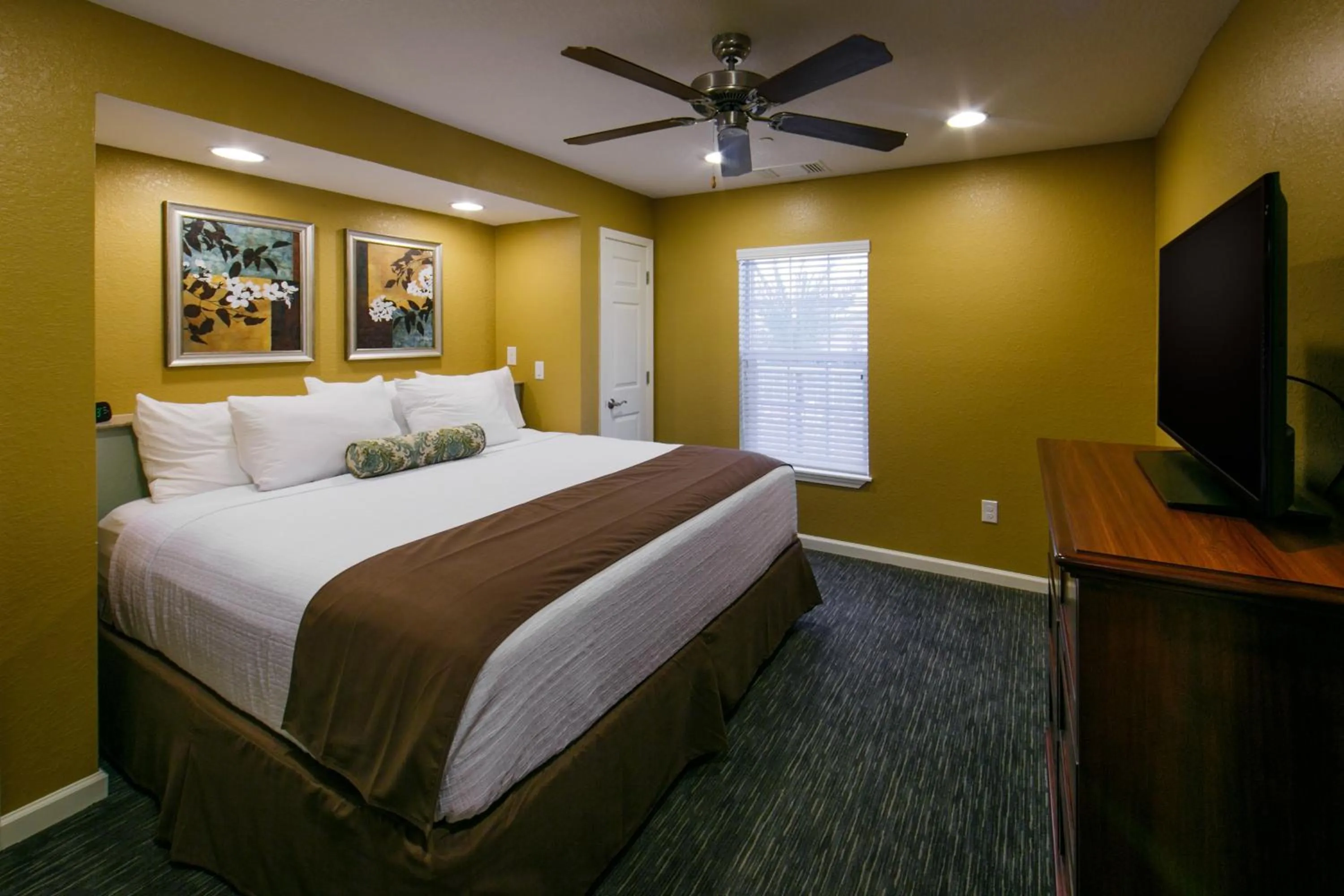 Photo of the whole room, Bed in Holiday Inn Club Vacations - Orlando Breeze Resort