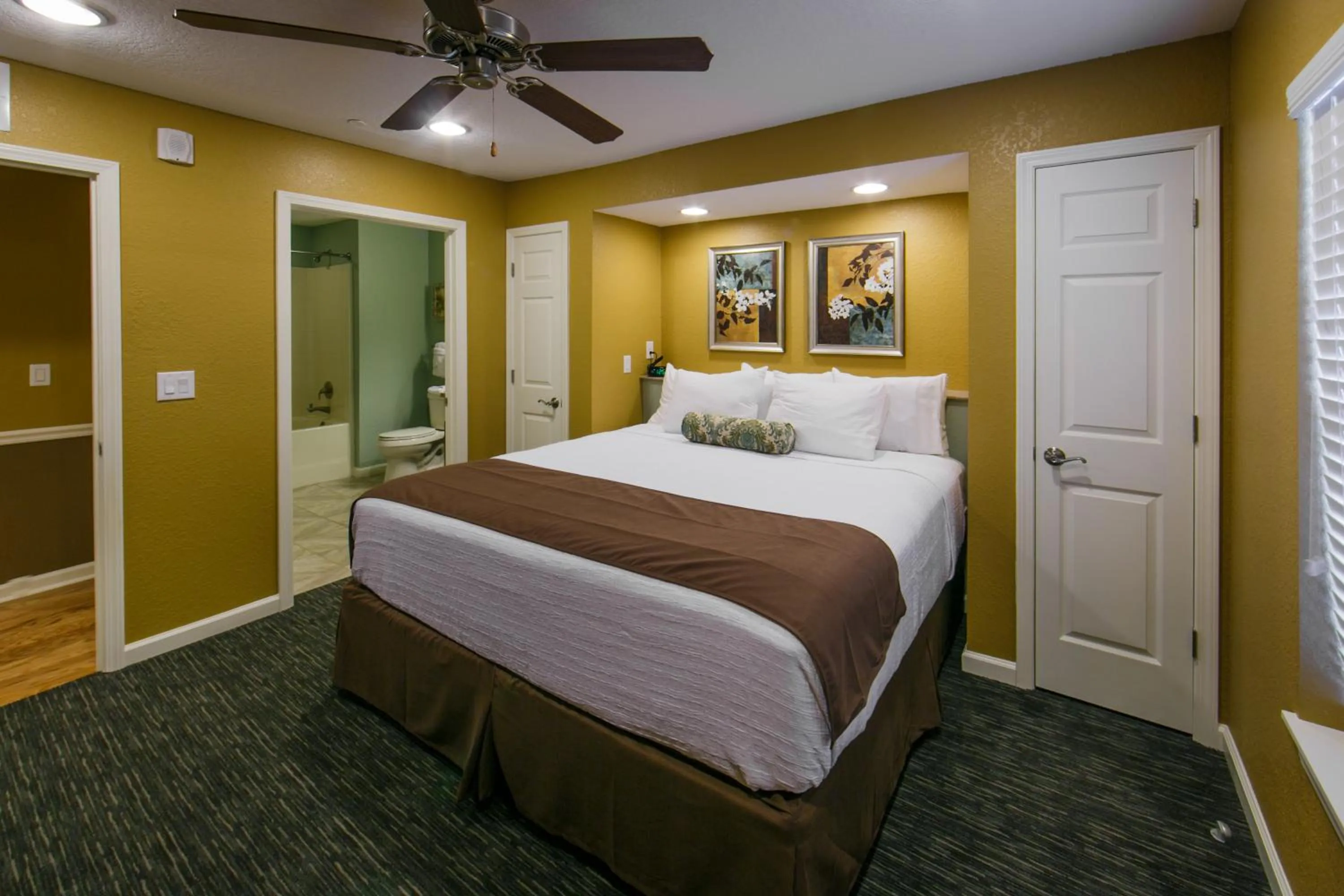 Photo of the whole room, Bed in Holiday Inn Club Vacations - Orlando Breeze Resort