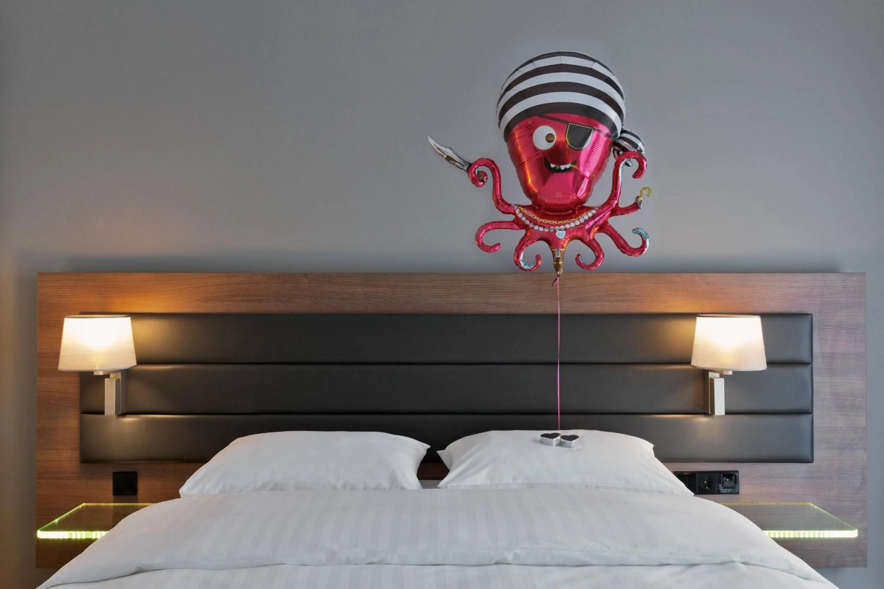 Photo of the whole room, Bed in Moxy Amsterdam Houthavens