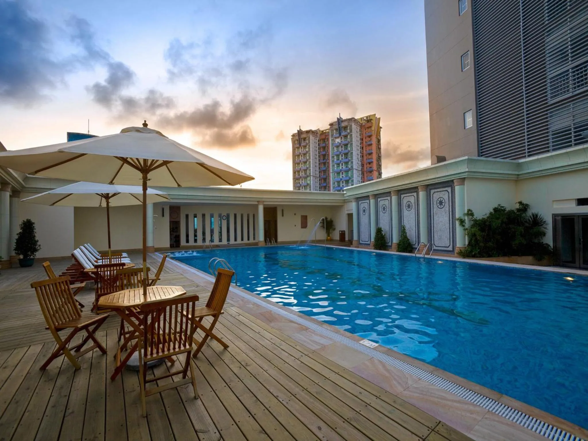 Swimming pool in Zhuhai Charming Holiday Hotel