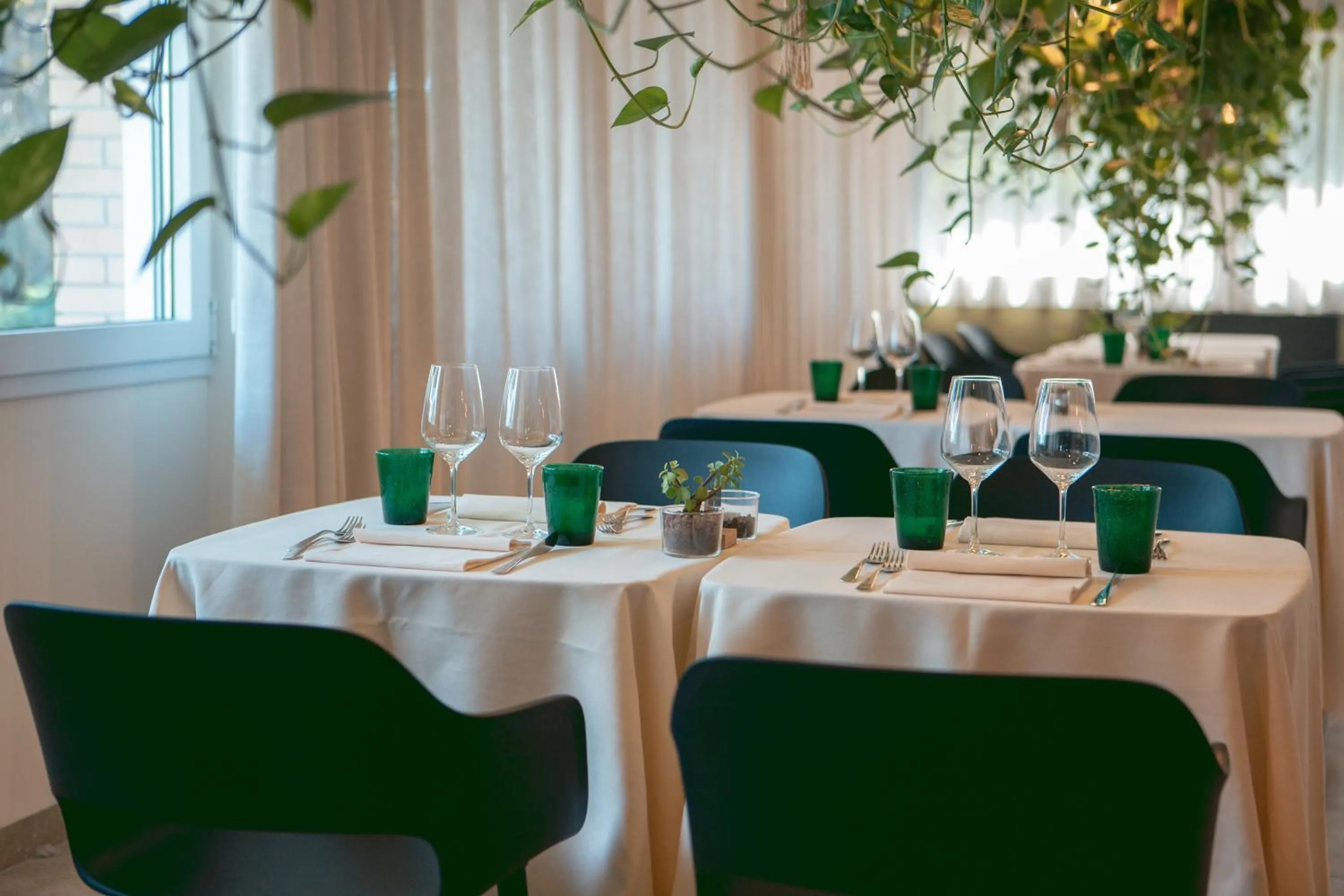 Restaurant/places to eat in The Green Park Hotel WellnessSpa & Restaurant