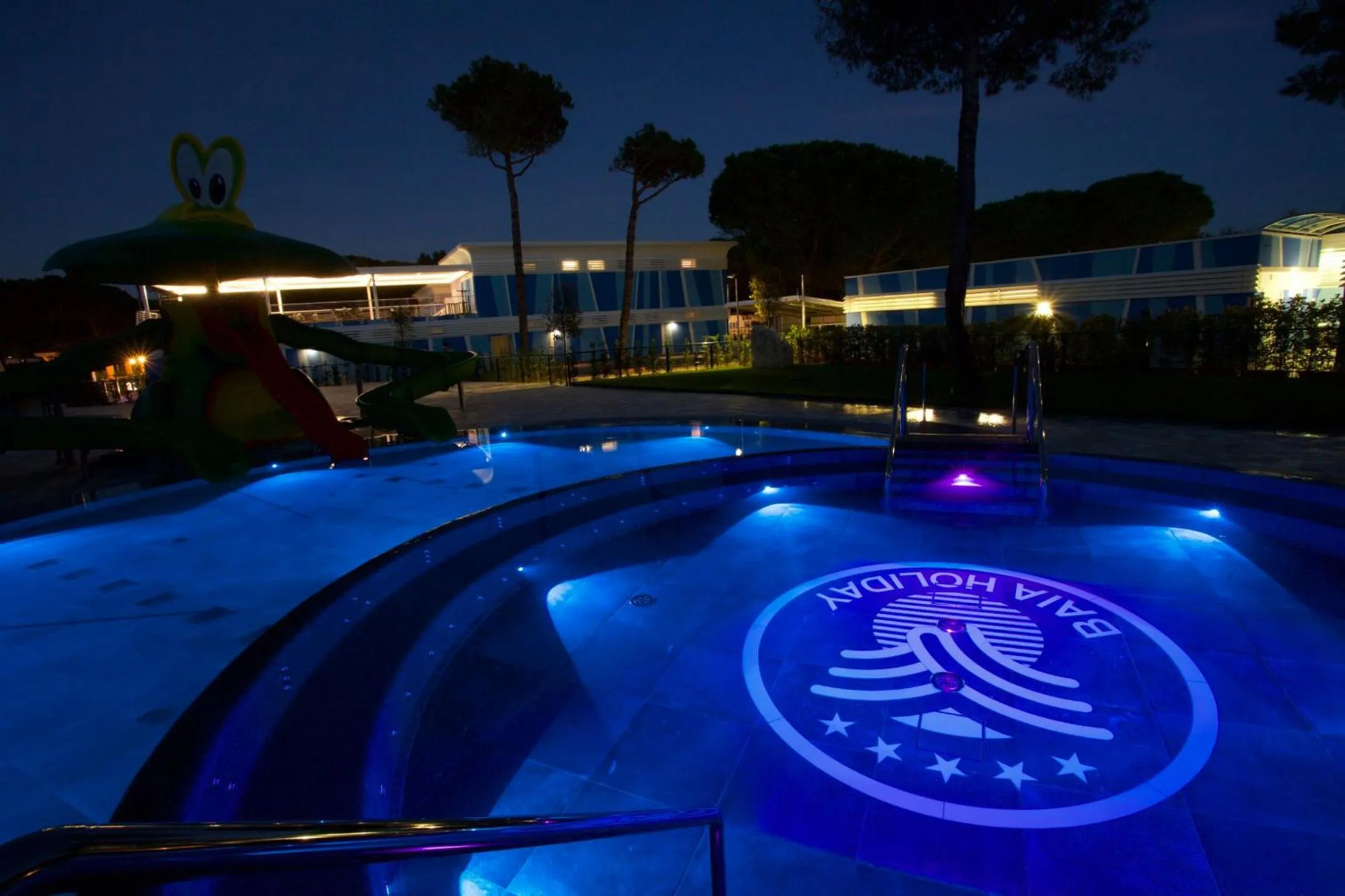 Swimming pool in The Green Park Hotel WellnessSpa & Restaurant