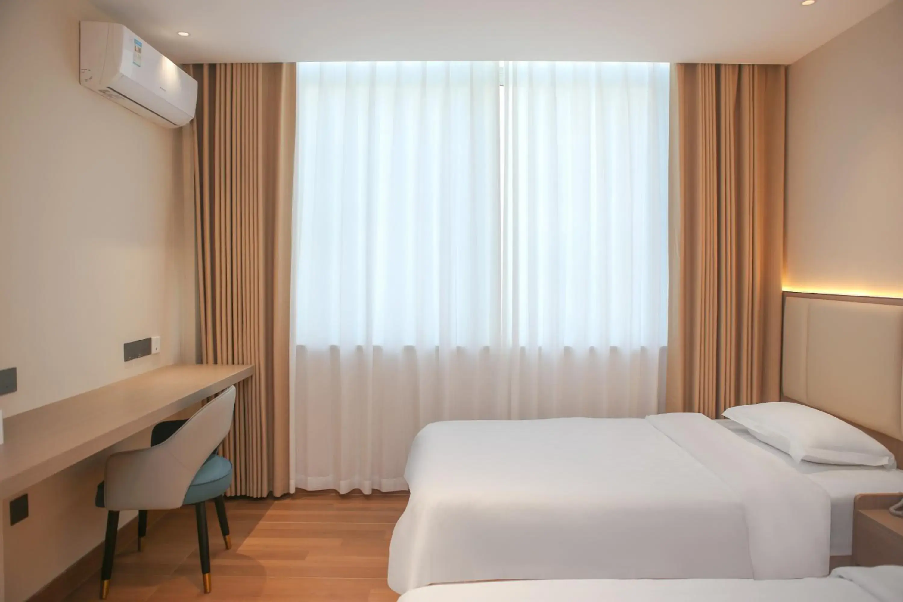 Deluxe Double Room with upgraded WIFI (all nationalities can check in) in Shenzhen Green Oasis Hotel, Baoan Deluxe Double Room with upgraded WIFI (all nationalities can check in) in Shenzhen Green Oasis Hotel, Baoan