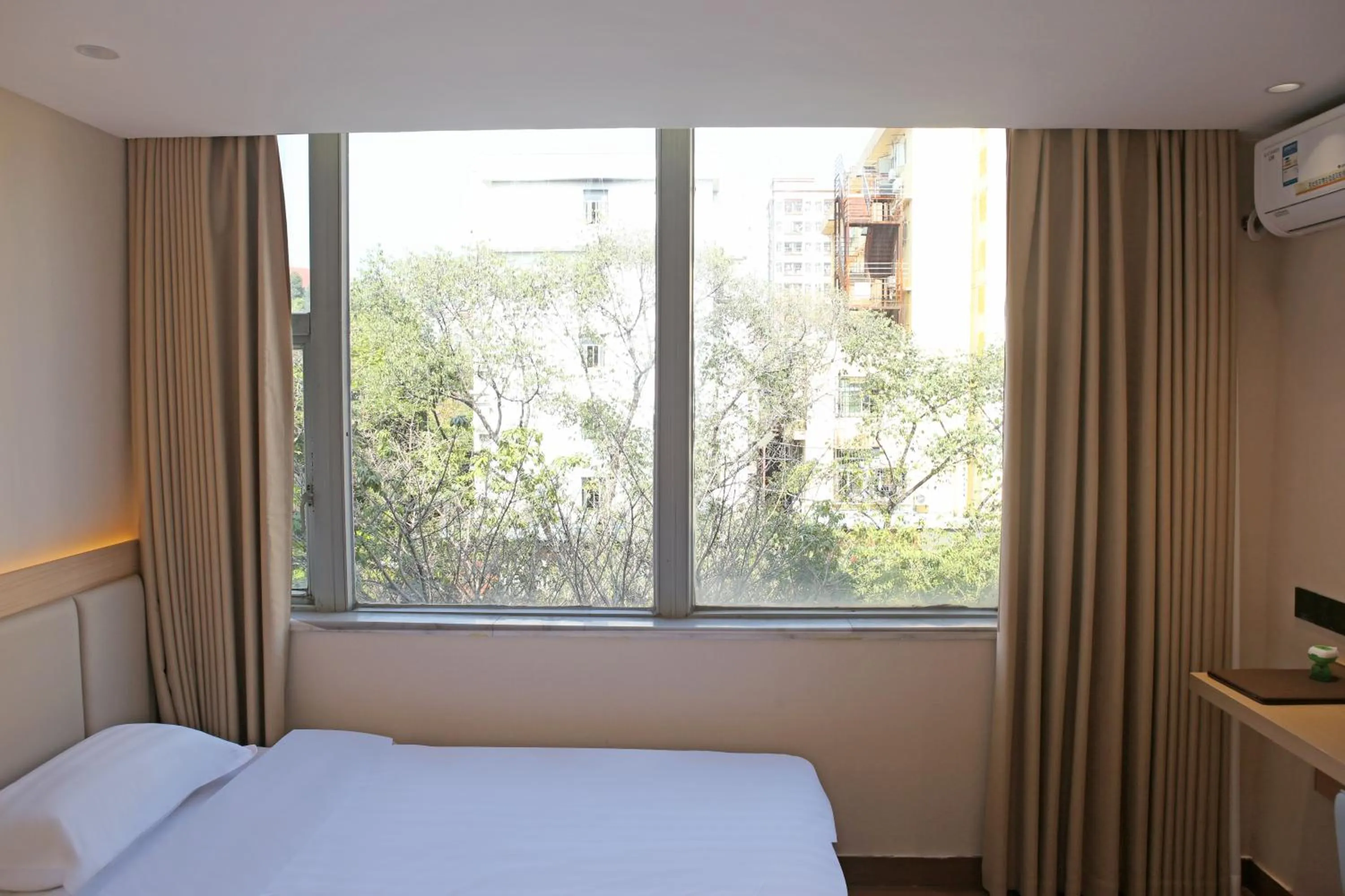 Bed in Shenzhen Green Oasis Hotel, Baoan