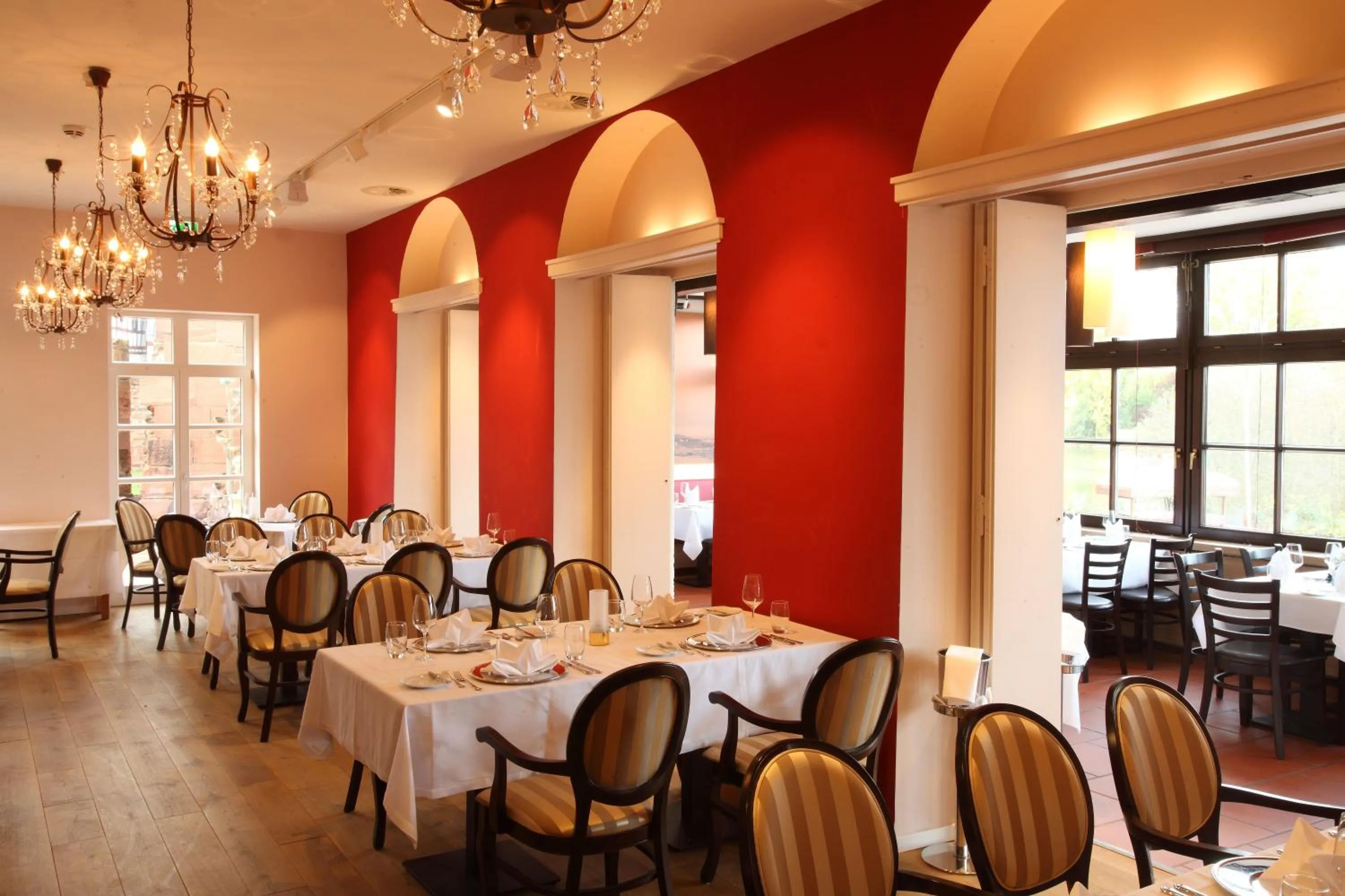 Restaurant/places to eat in Hotel MainChateau