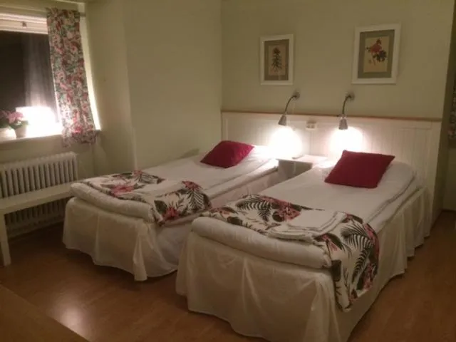 Bed in Hotell Paradis