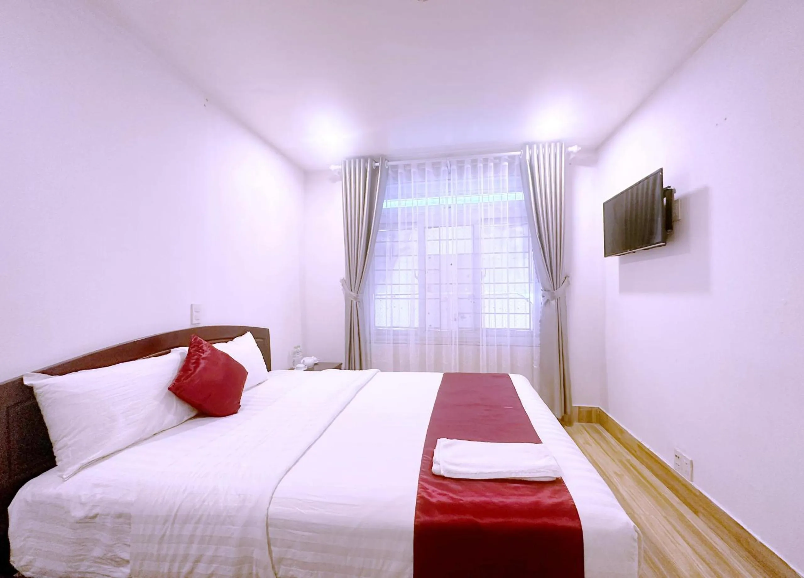 TV and multimedia, Bed in White Horse Dalat Hotel