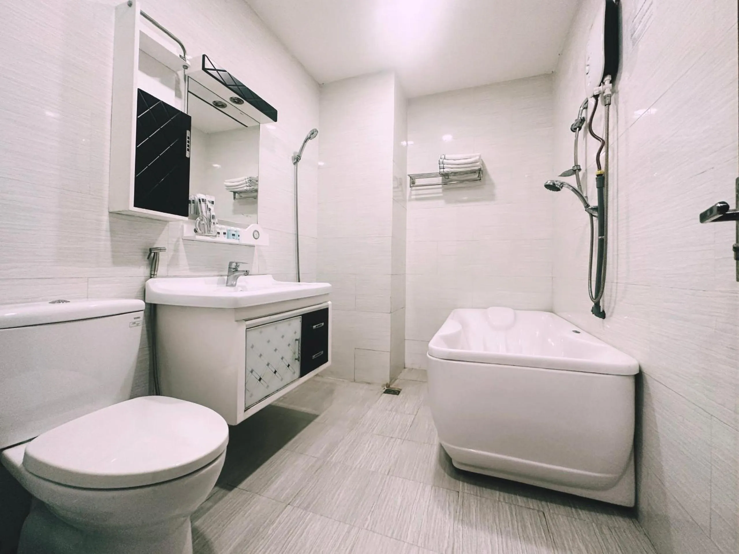 Shower in White Horse Dalat Hotel