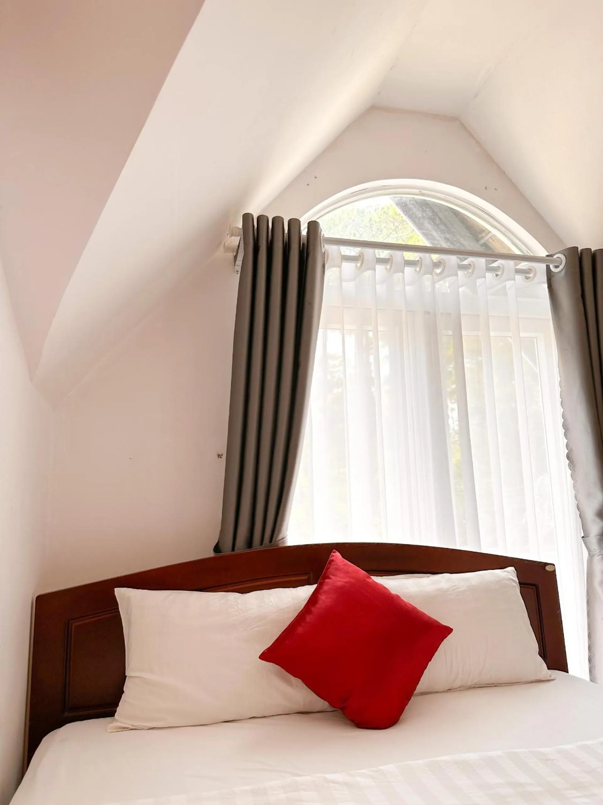 Bedroom, Bed in White Horse Dalat Hotel