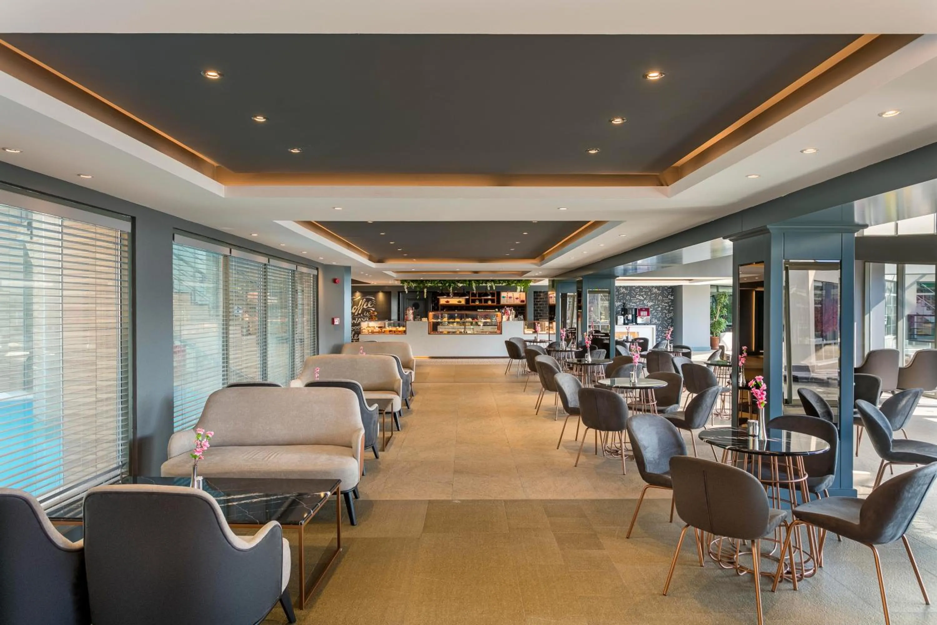 Lounge or bar in Limak Lara Deluxe Hotel & Resort Antalya