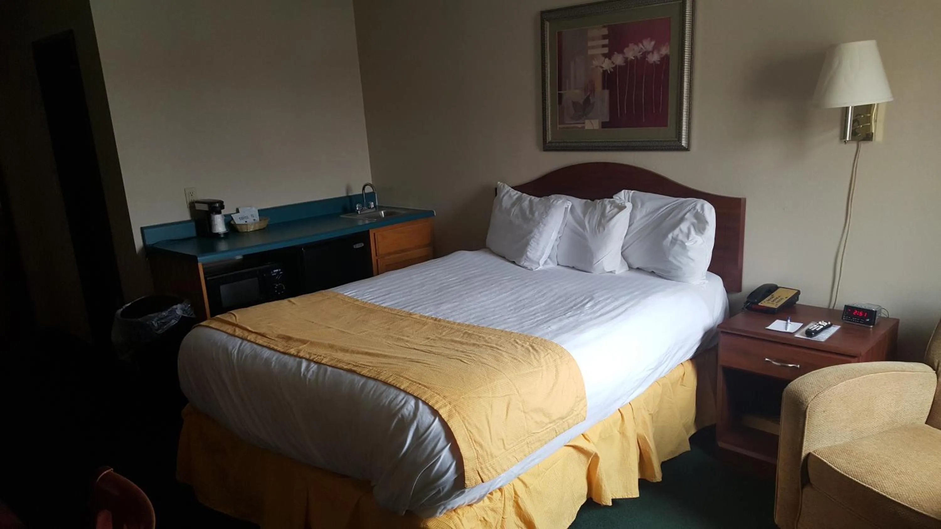 Bedroom in Americas Best Value Inn St. Louis / South