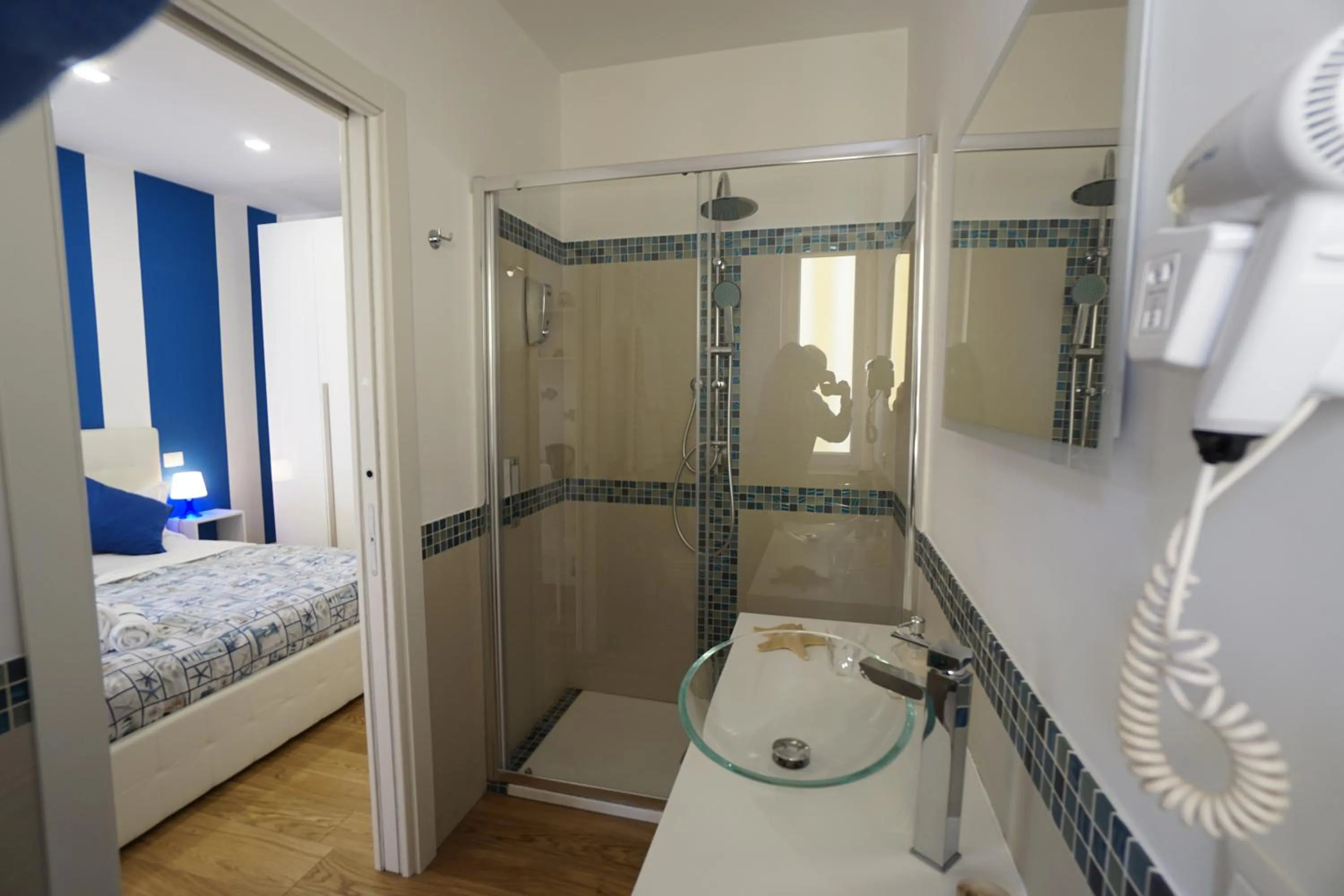 Shower, Bed in B&B La Rada