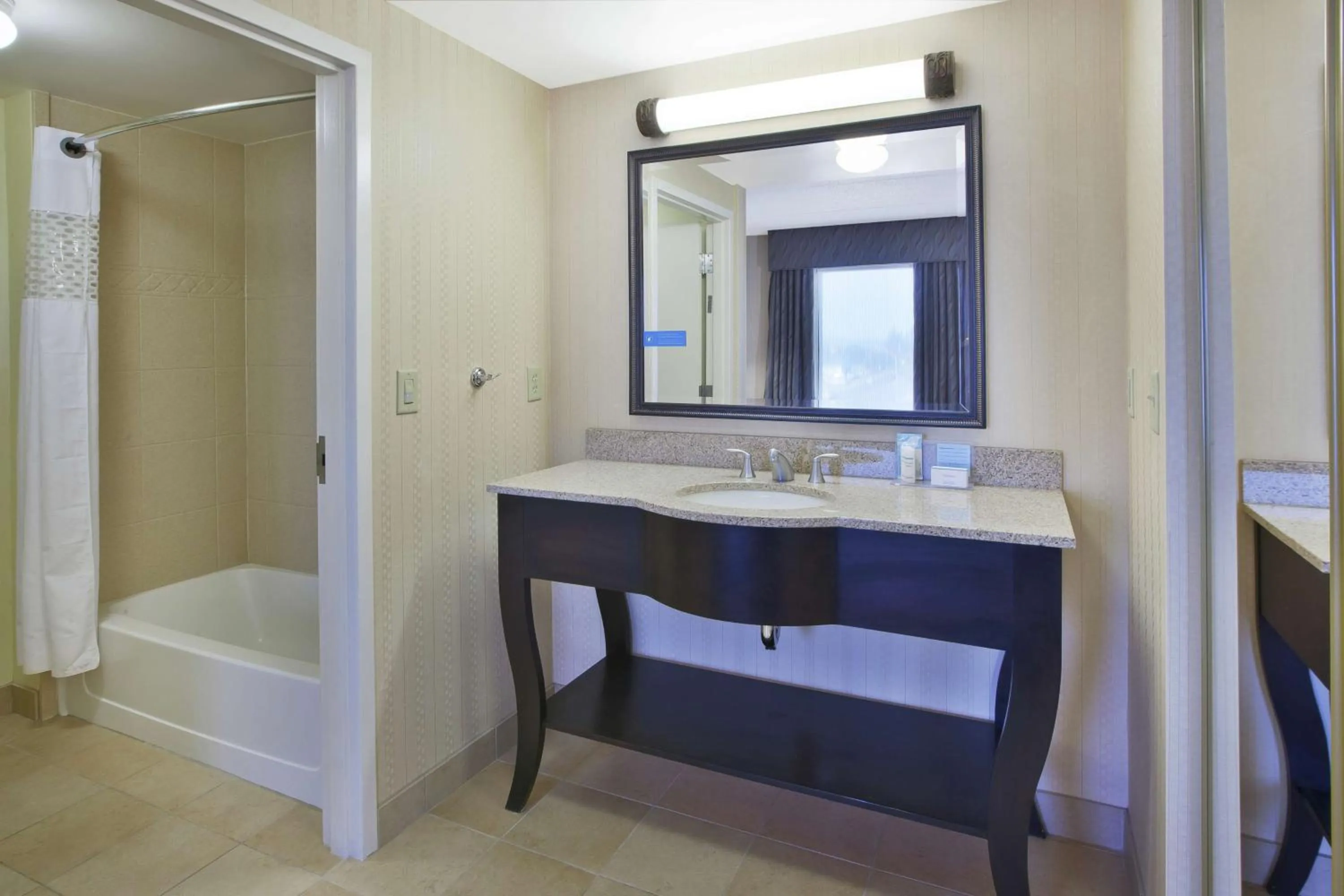 Bathroom, Bed in Hampton Inn & Suites Plattsburgh