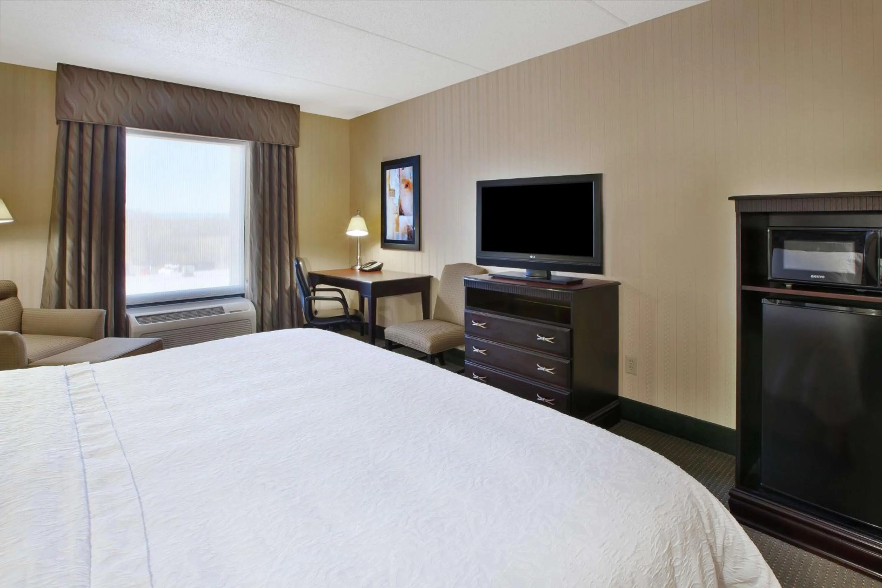 Bedroom, Bed in Hampton Inn & Suites Plattsburgh