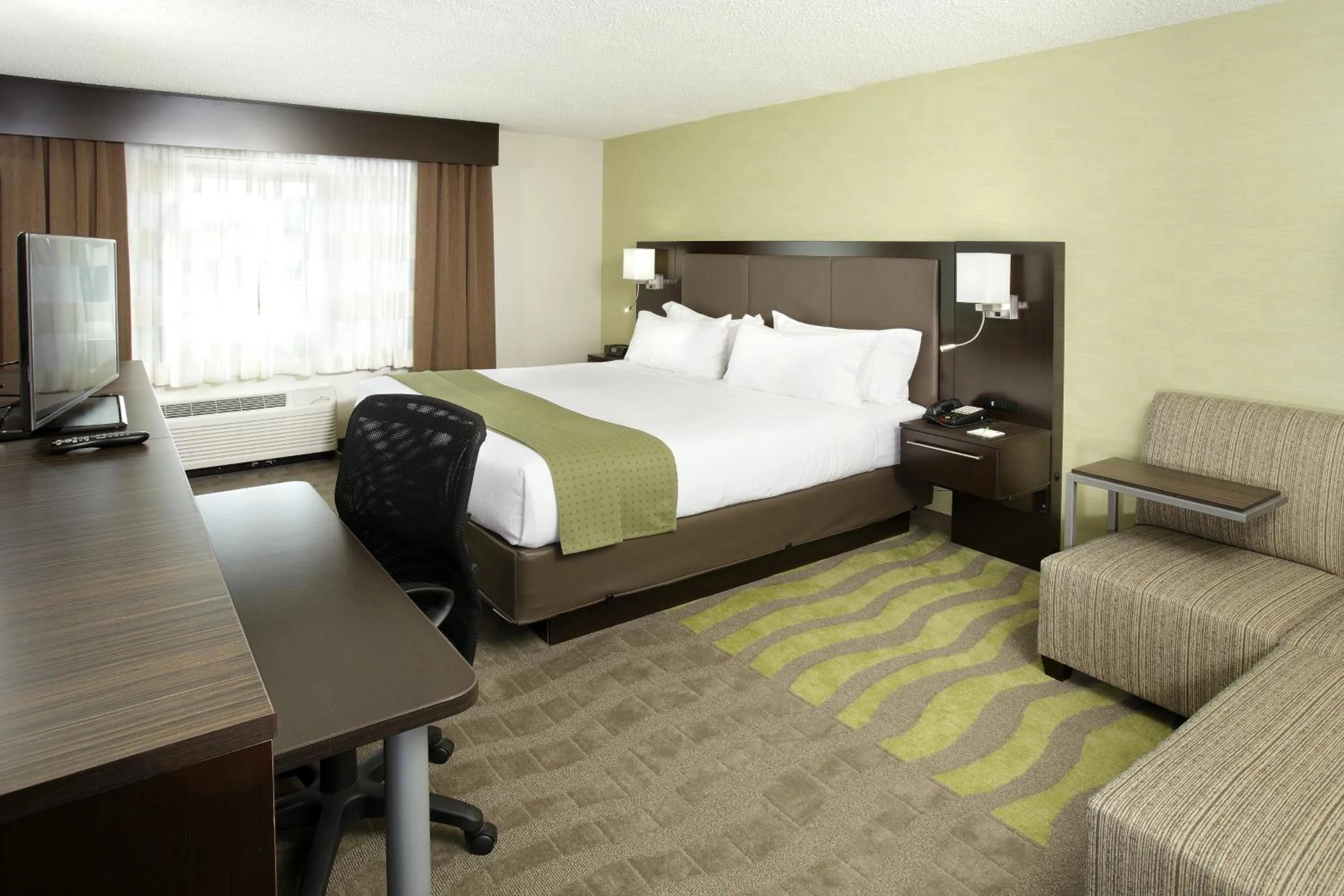 Photo of the whole room, Bed in Holiday Inn Wilkes Barre - East Mountain by IHG