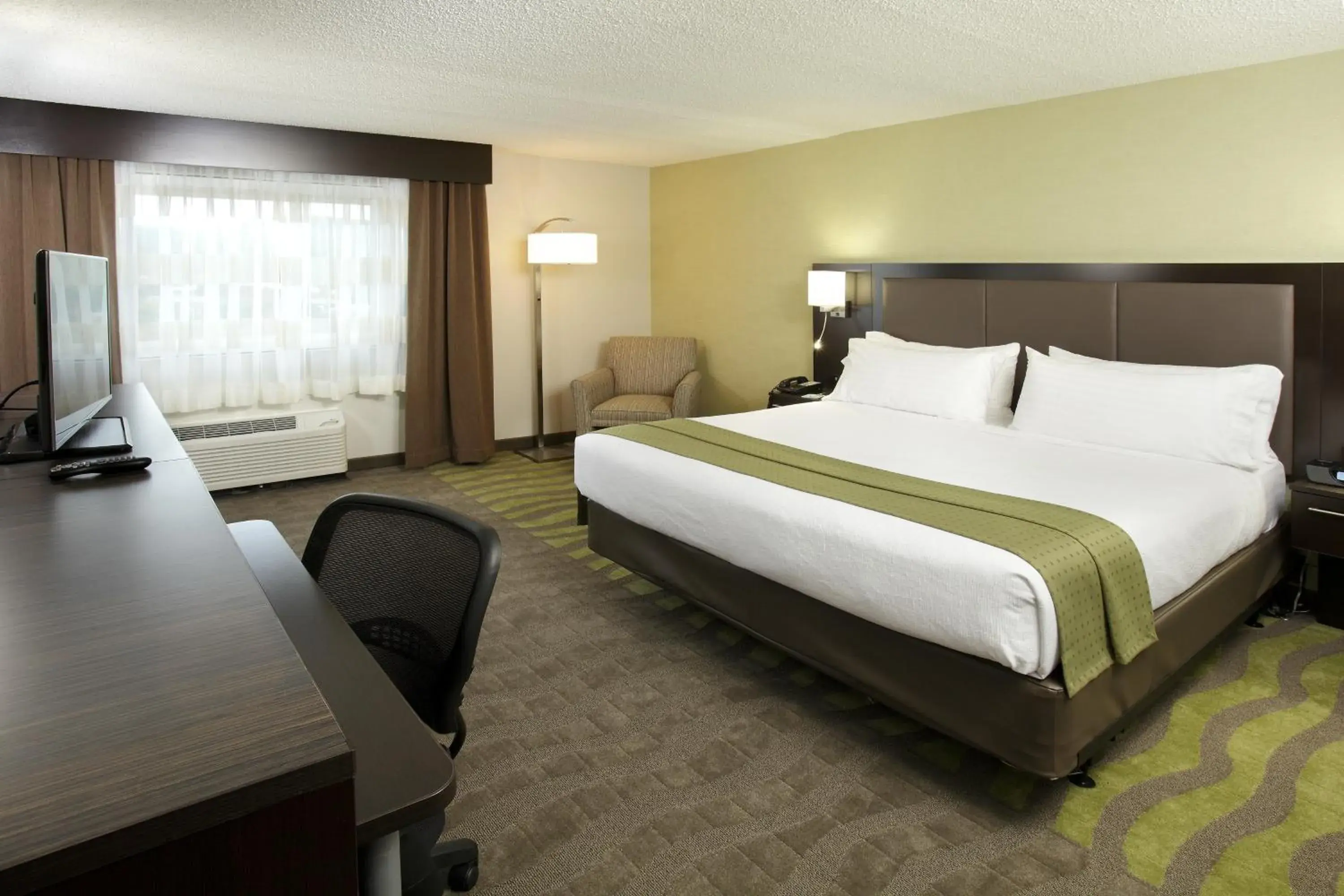 Standard King Room with Sofa Bed - Non-Smoking in Holiday Inn Wilkes Barre - East Mountain by IHG Standard King Room with Sofa Bed - Non-Smoking in Holiday Inn Wilkes Barre - East Mountain by IHG
