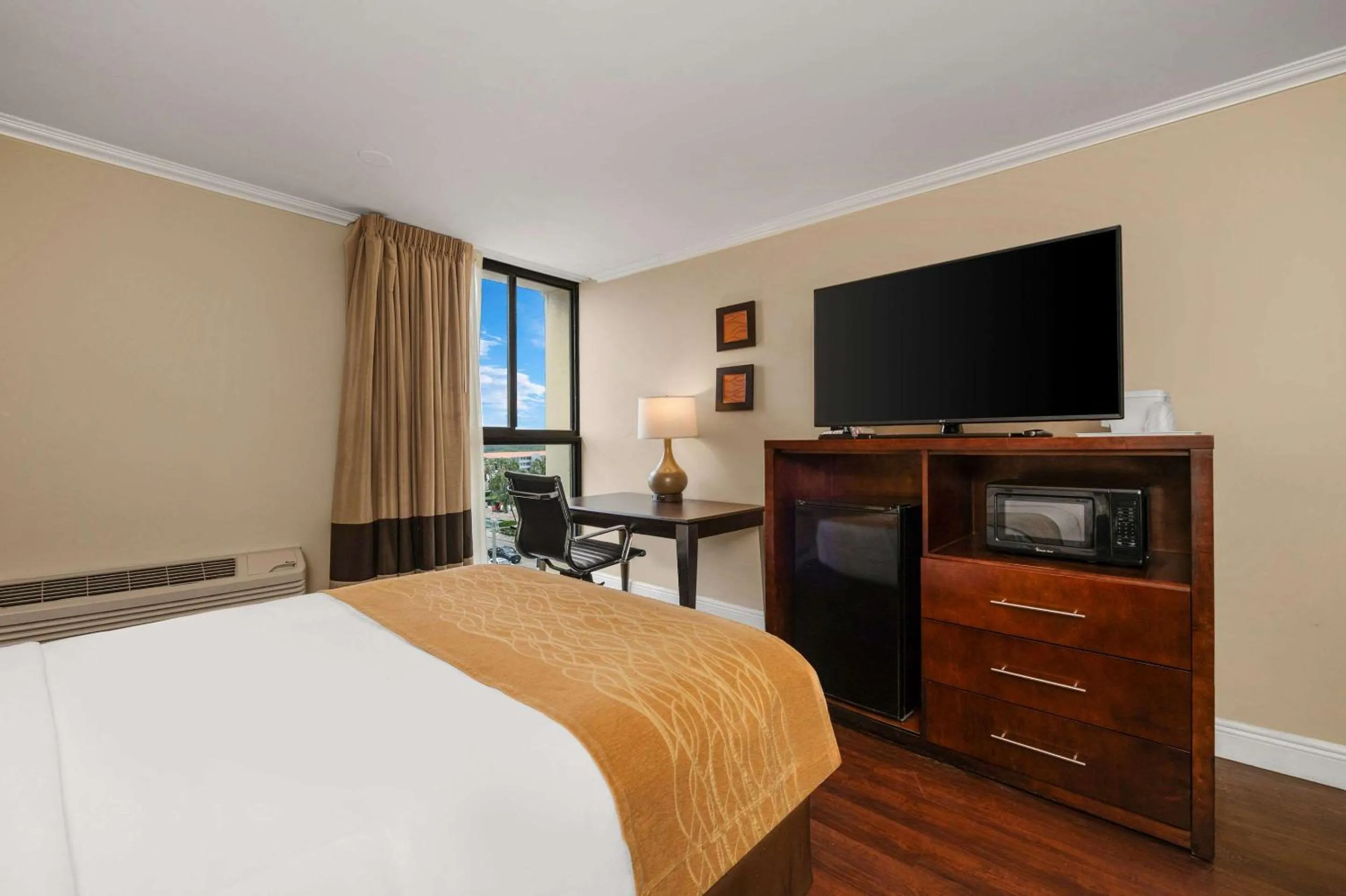 TV and multimedia, Bed in Comfort Inn Oceanside Deerfield Beach