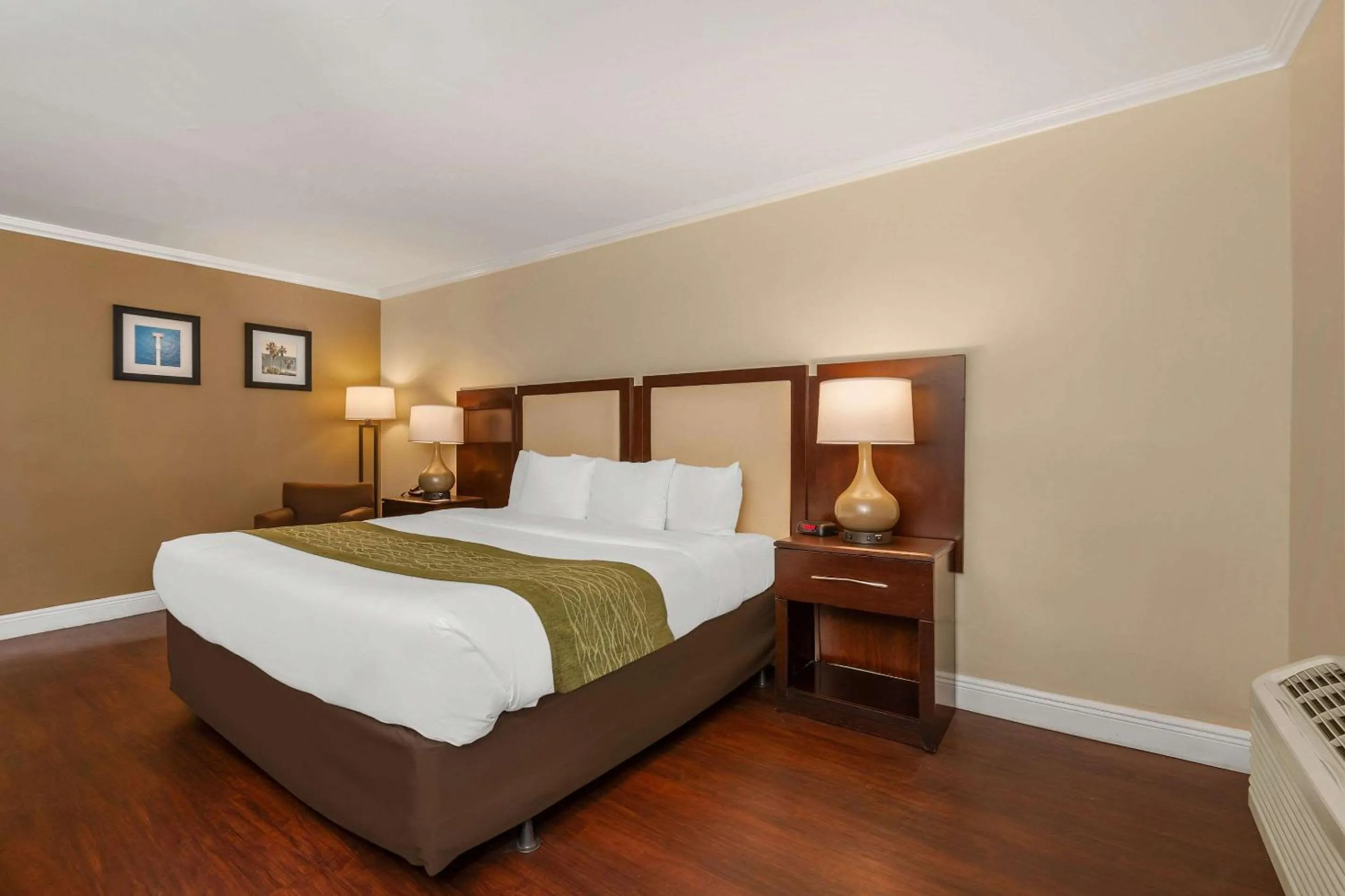 Bedroom, Bed in Comfort Inn Oceanside Deerfield Beach