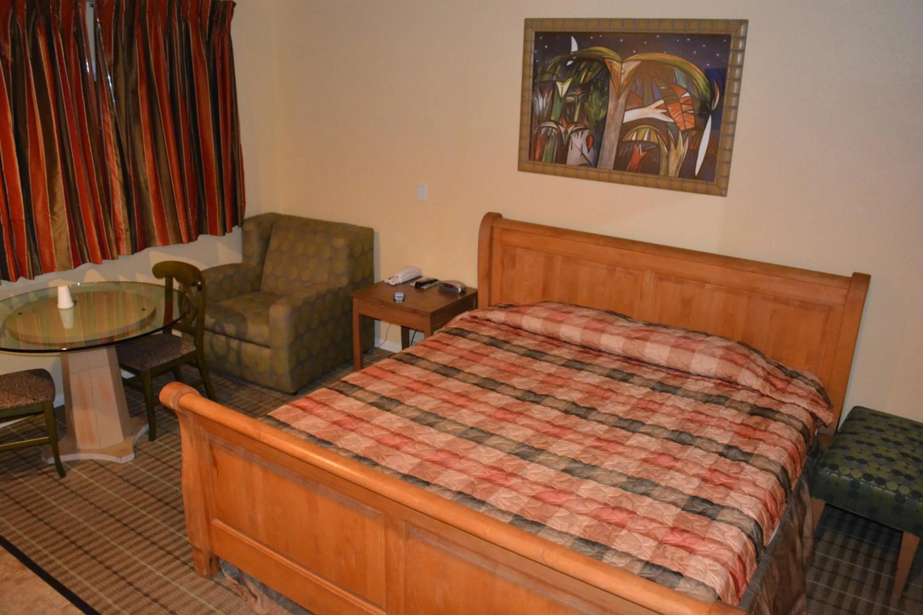 Bed in Bayshore Inn Ventura