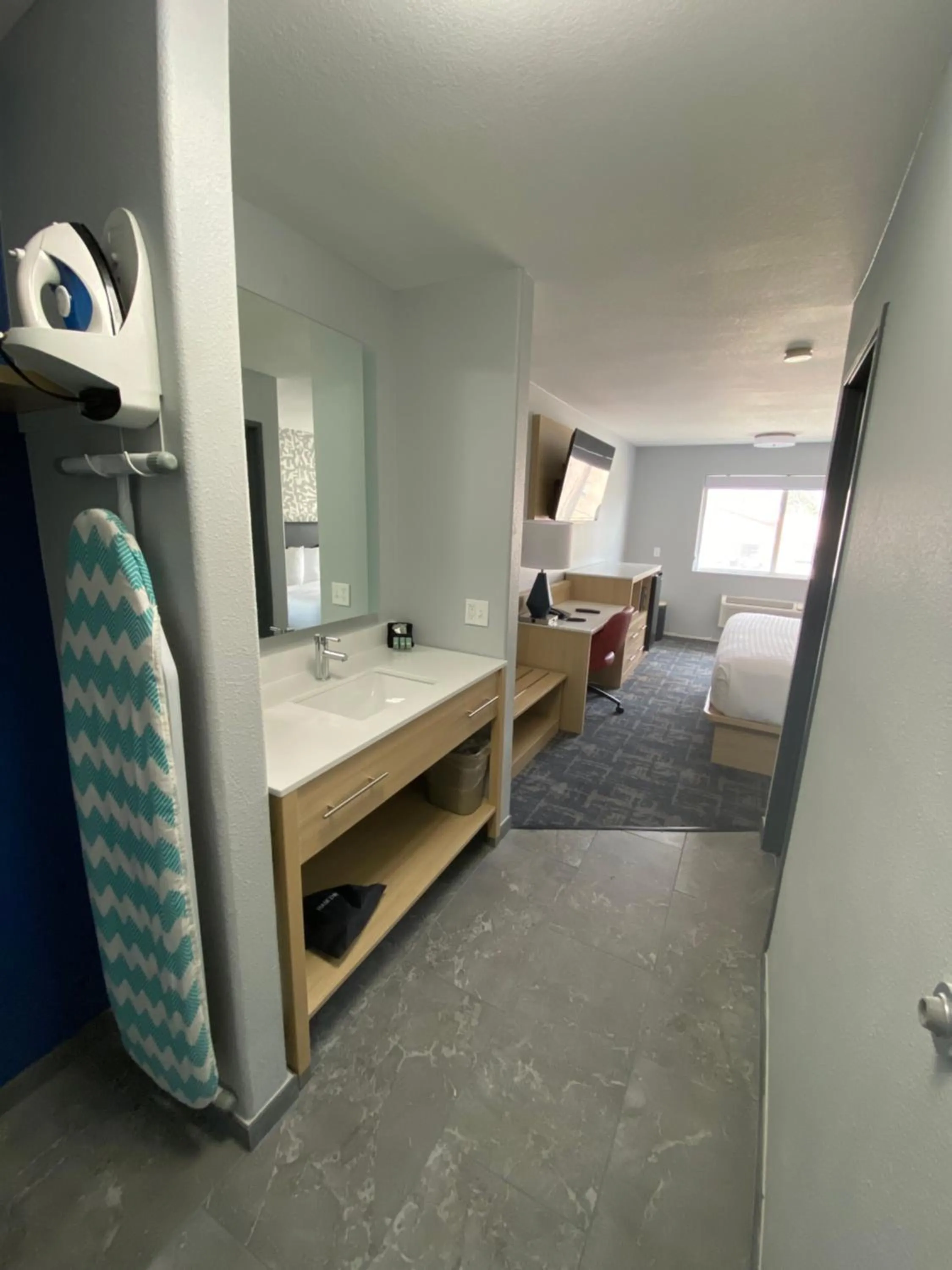 wardrobe, Bed in Best Western Montrose Inn