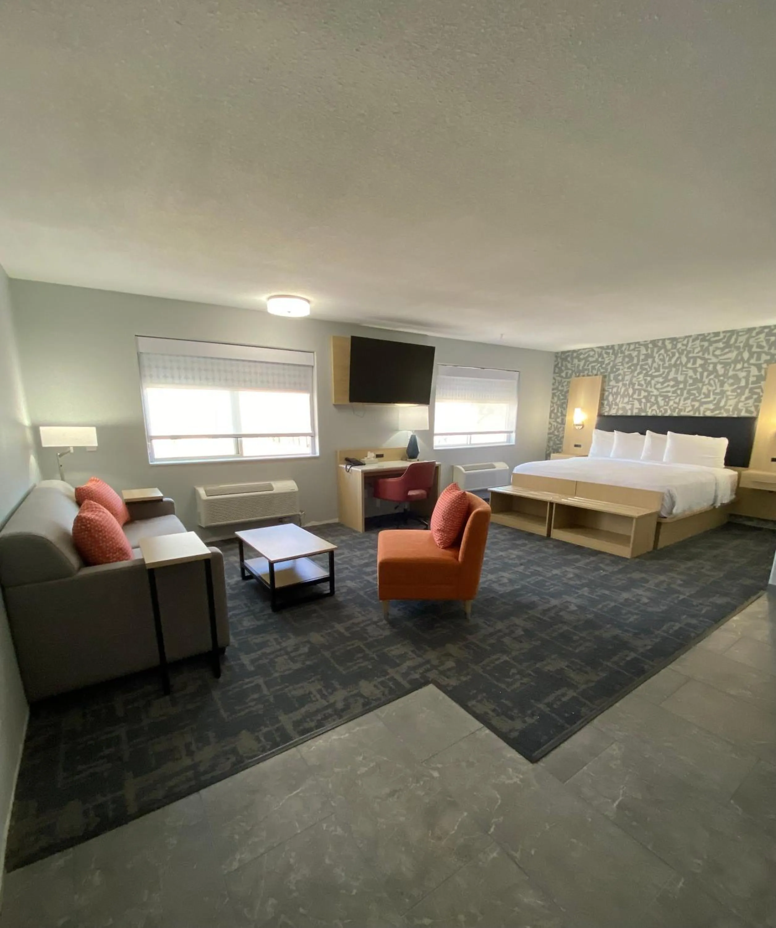 Seating area, Bed in Best Western Montrose Inn