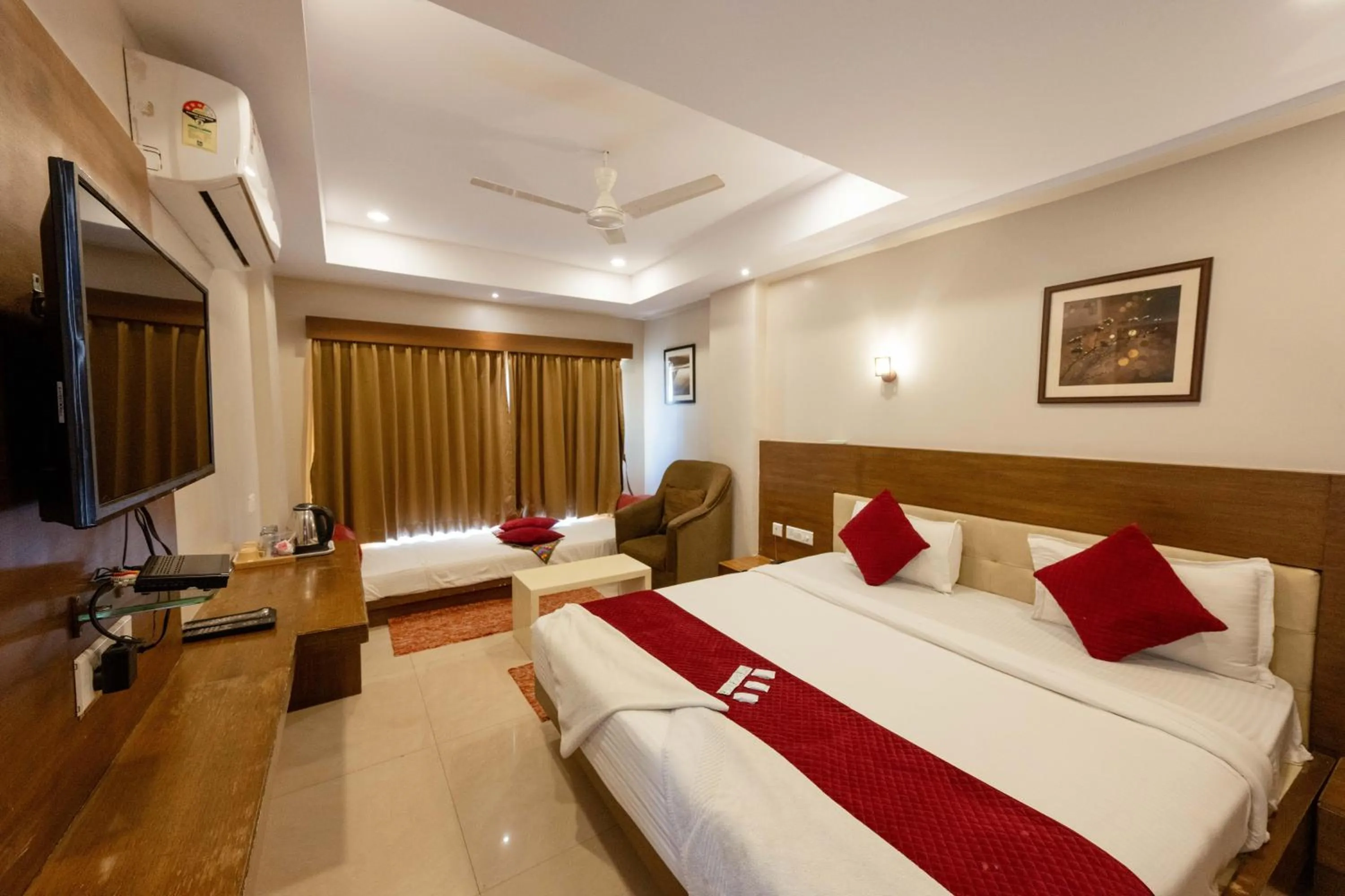 Photo of the whole room, Bed in REGALIA INN &SUITES