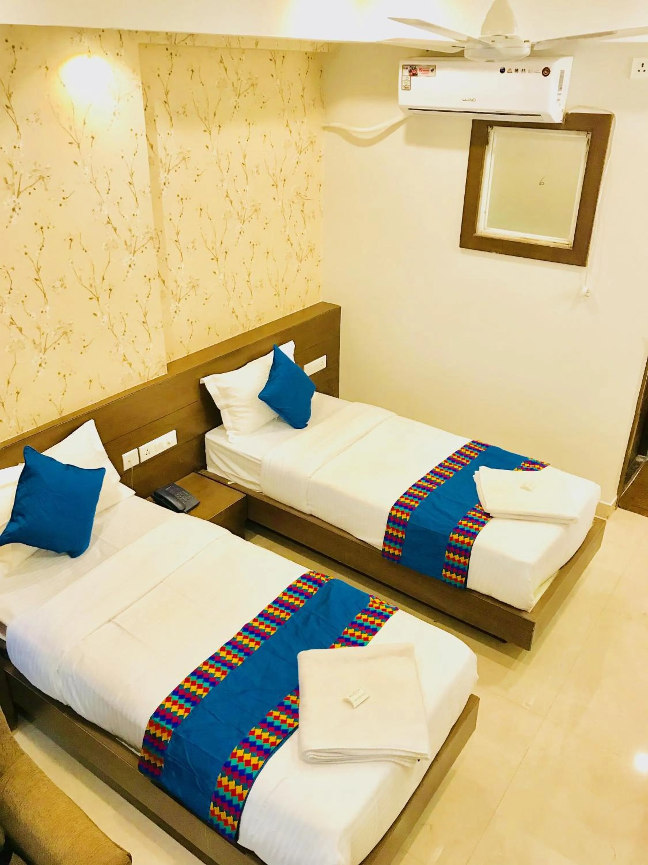 Staff, Bed in REGALIA INN &SUITES