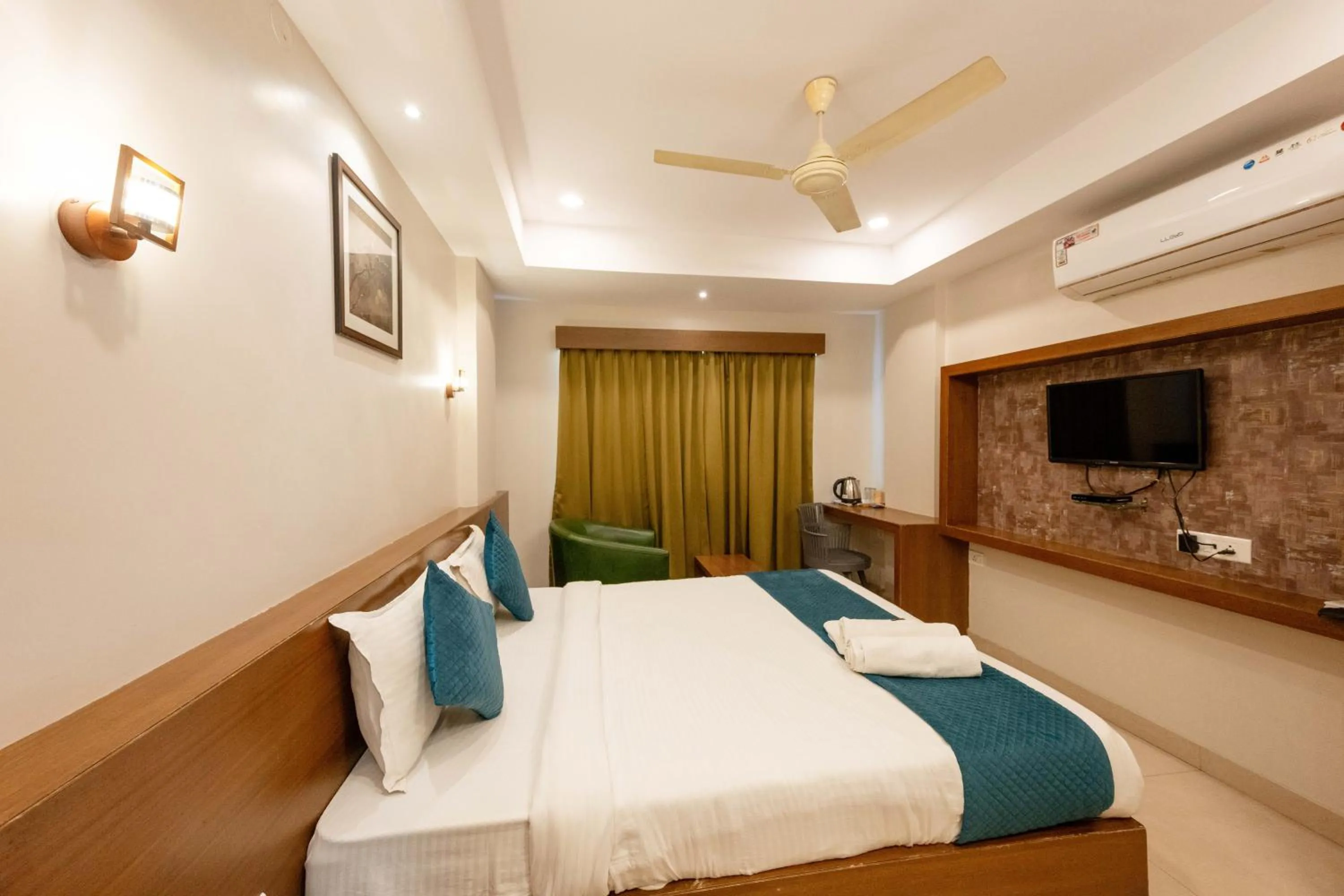 Bed in REGALIA INN &SUITES