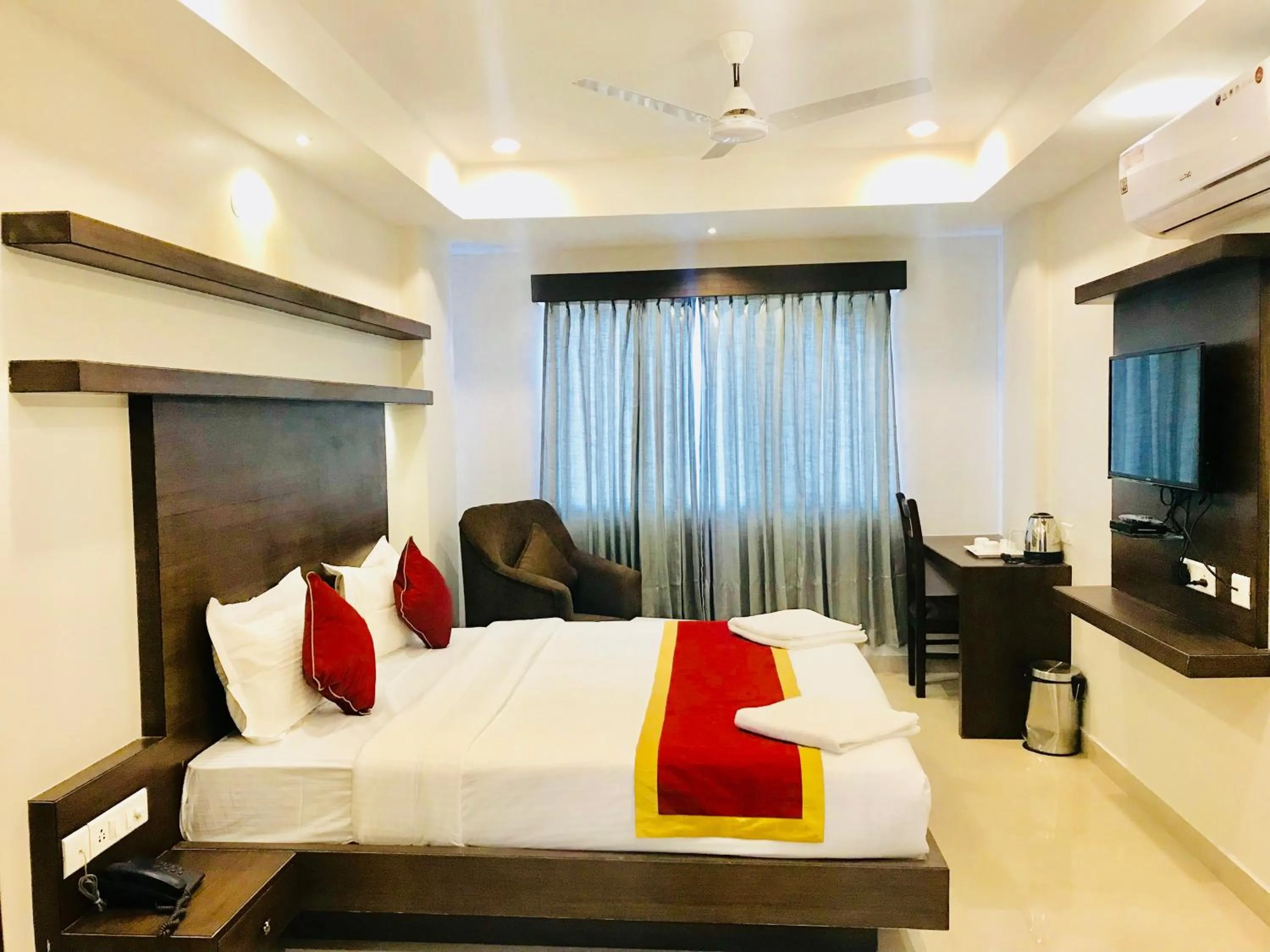 TV and multimedia, Bed in REGALIA INN &SUITES