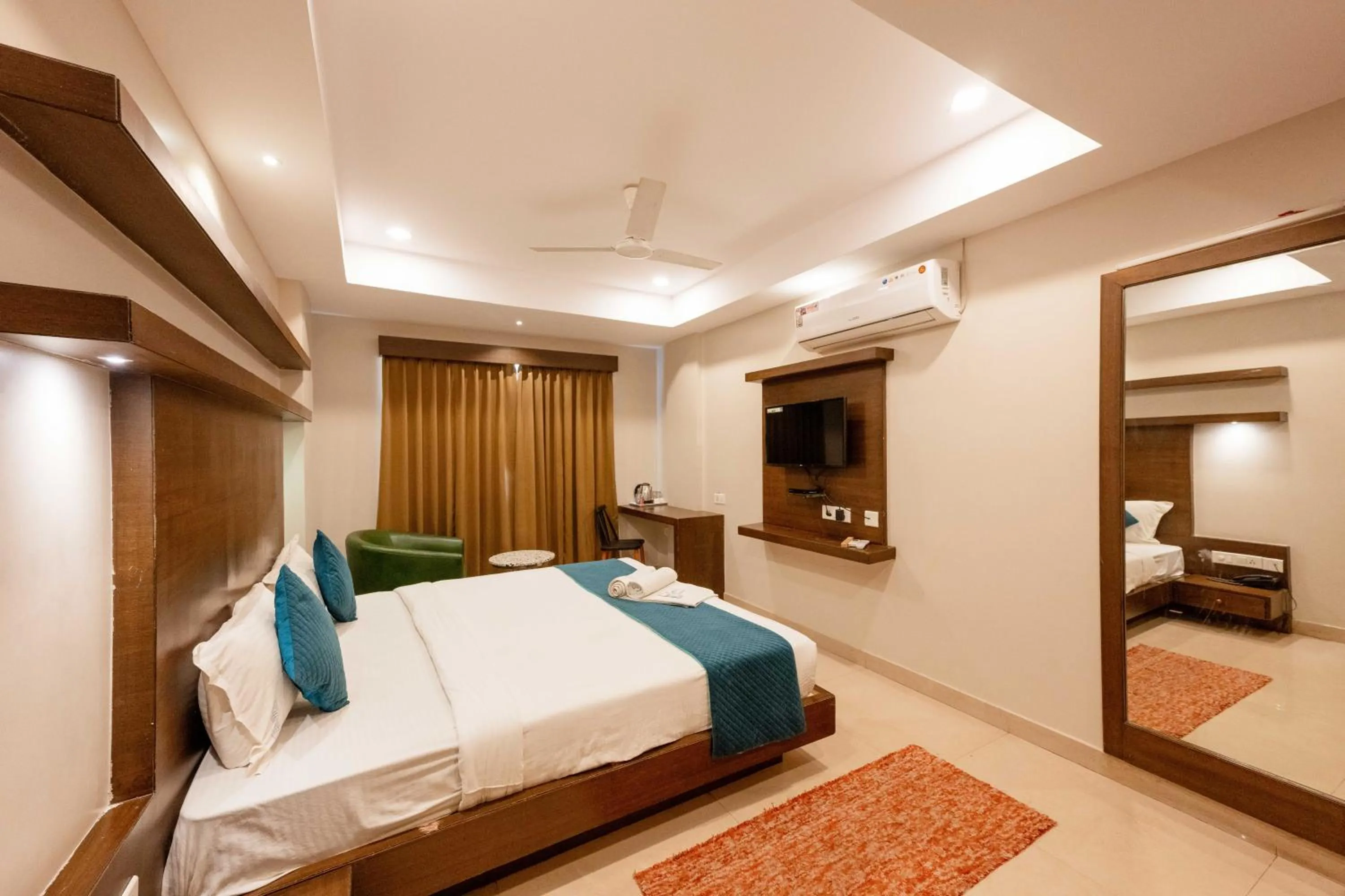 Photo of the whole room, Bed in REGALIA INN &SUITES