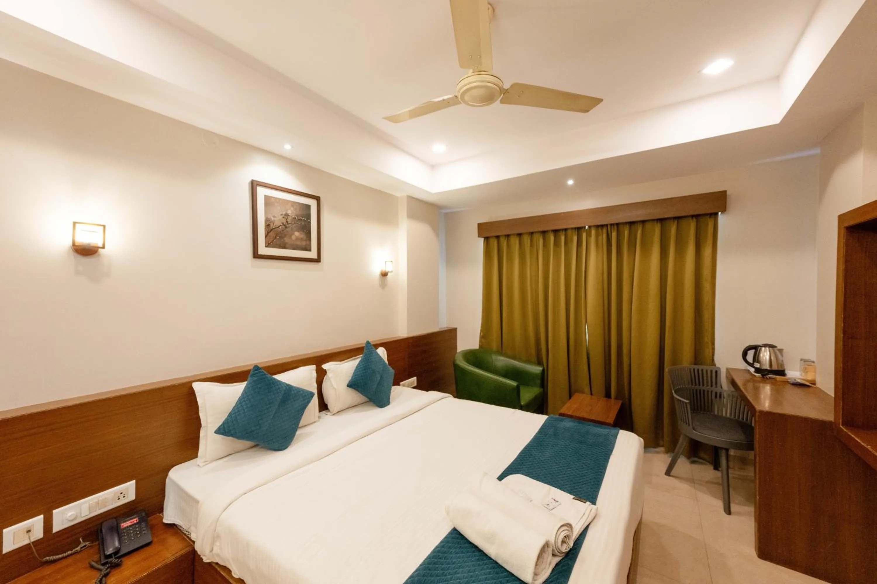 Bed in REGALIA INN &SUITES