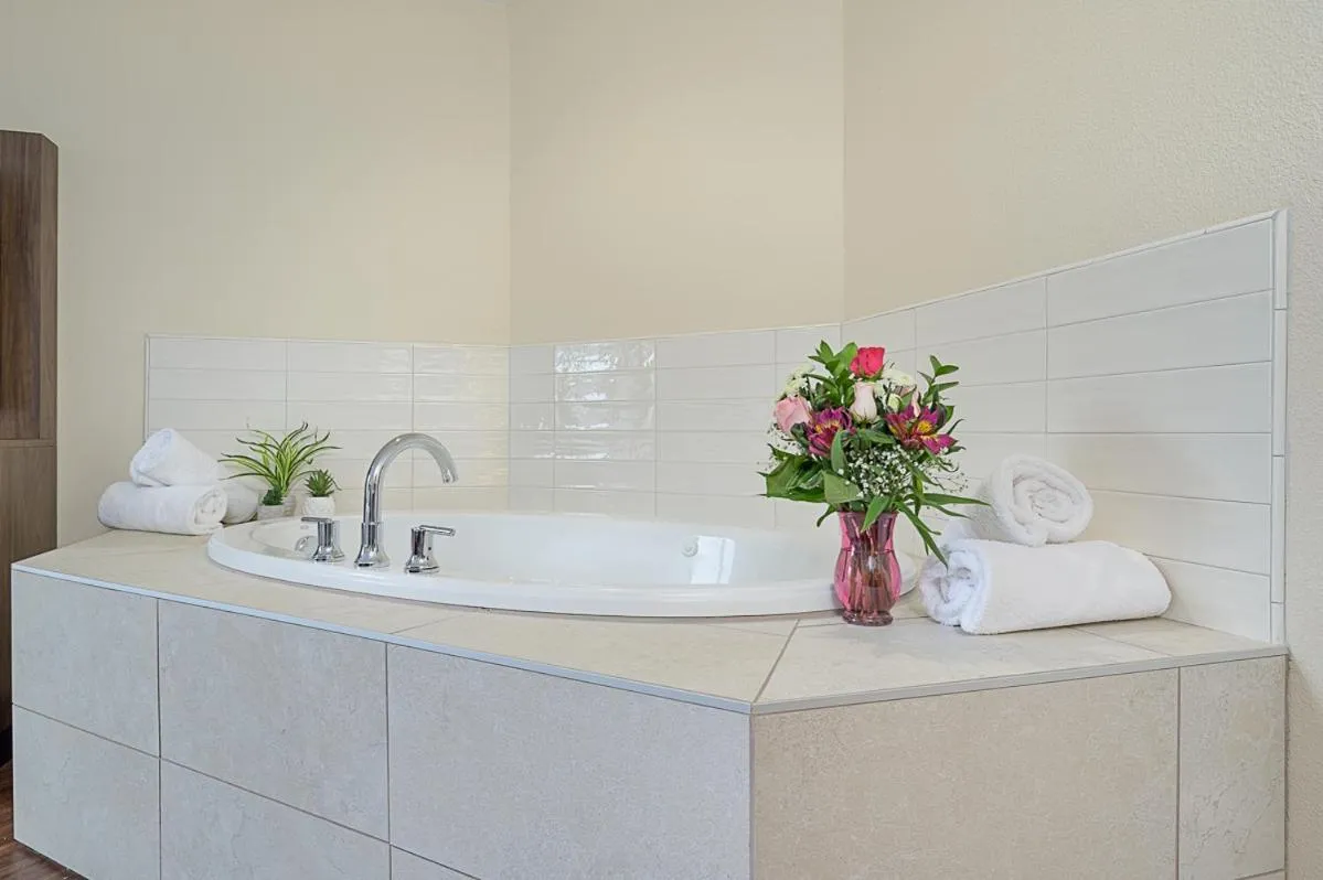 Hot Tub in The Portlander Inn and Marketplace