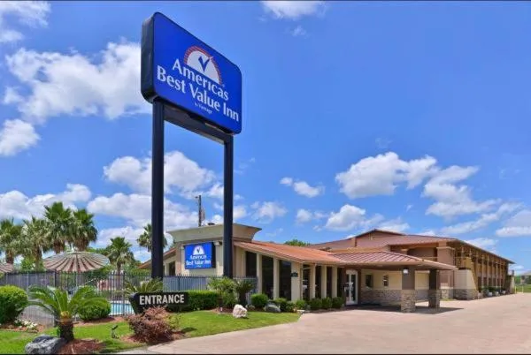 Swimming pool in Americas Best Value Inn Angleton