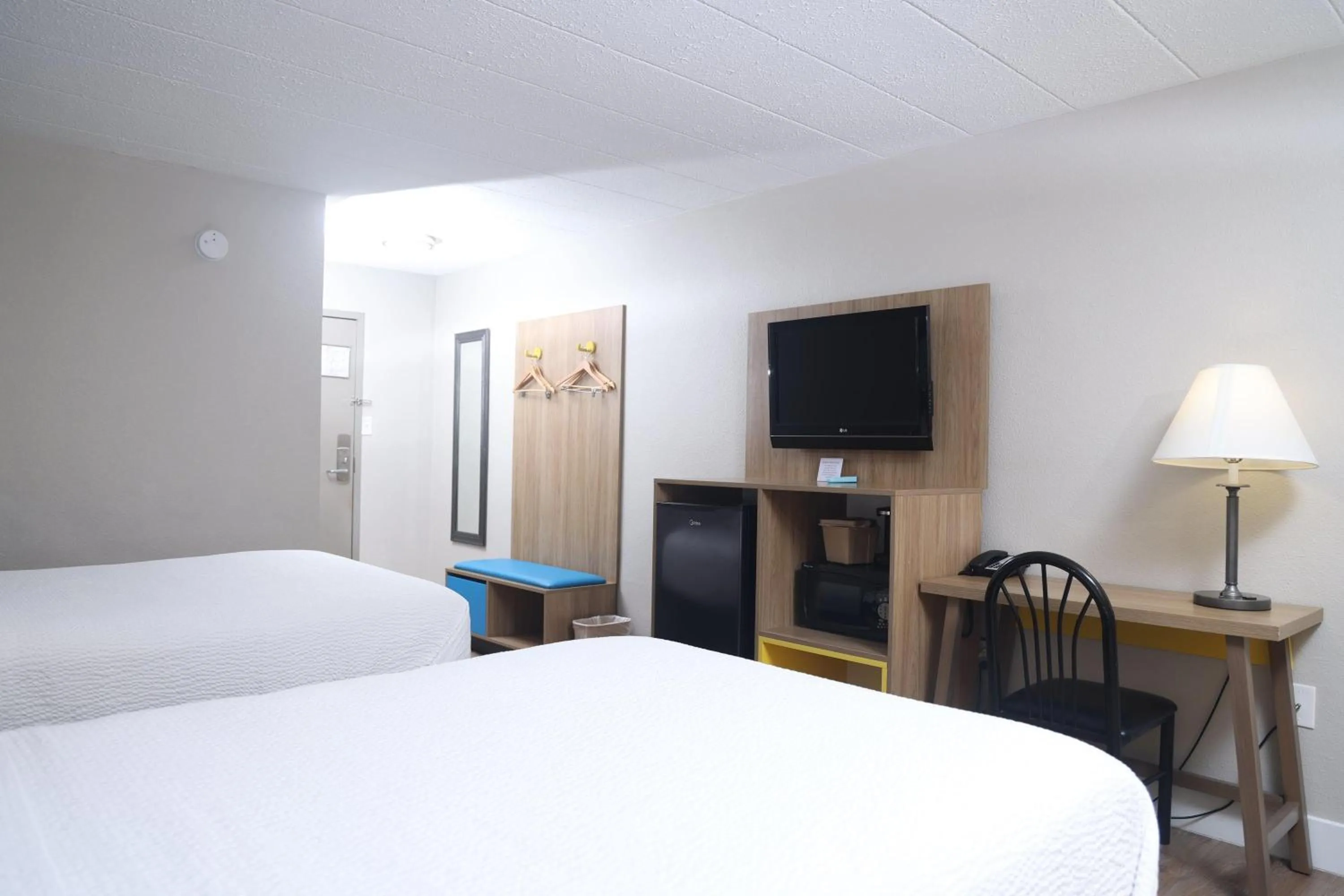 Photo of the whole room, Bed in Days Inn by Wyndham Pittsburgh