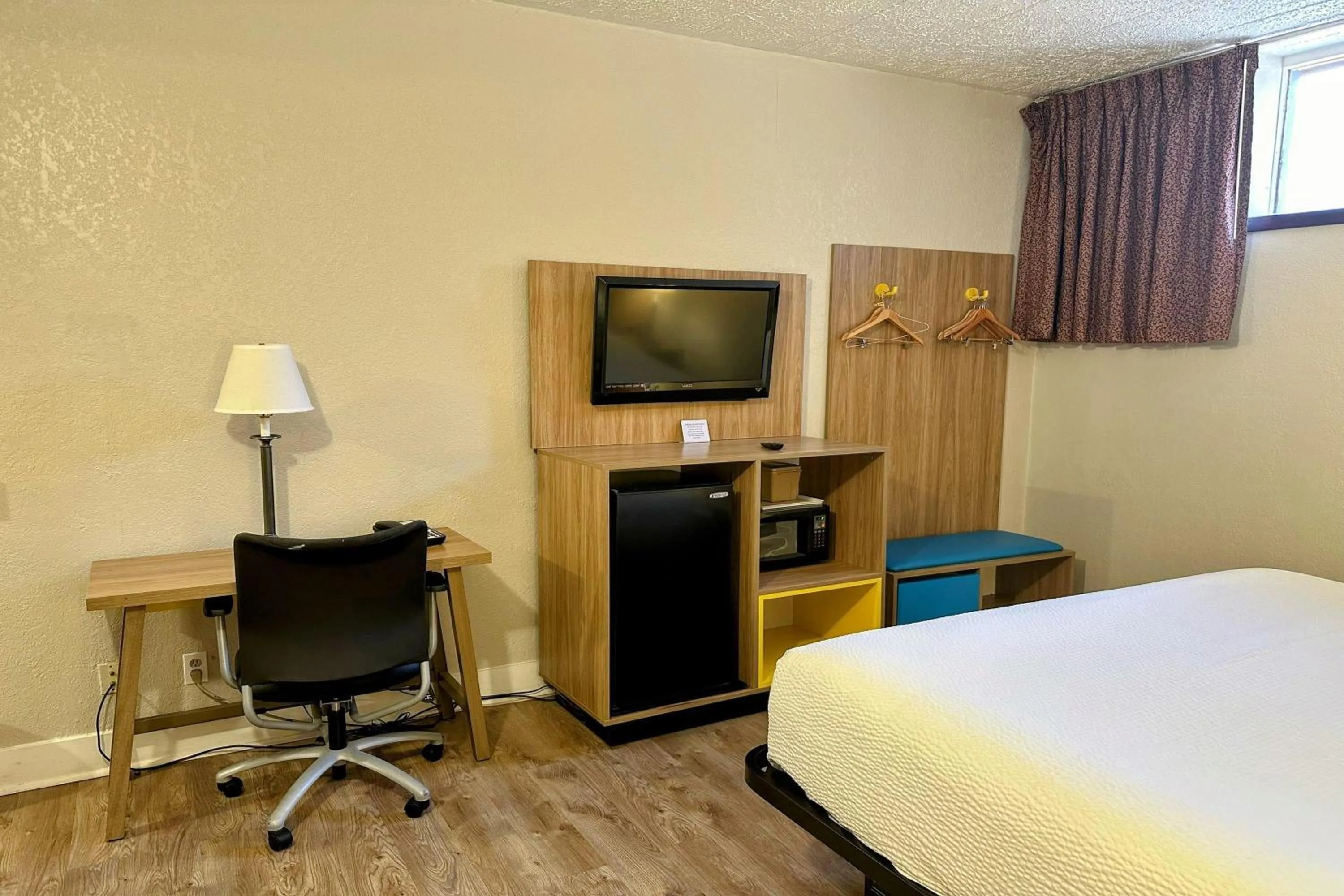 Photo of the whole room, Bed in Days Inn by Wyndham Pittsburgh