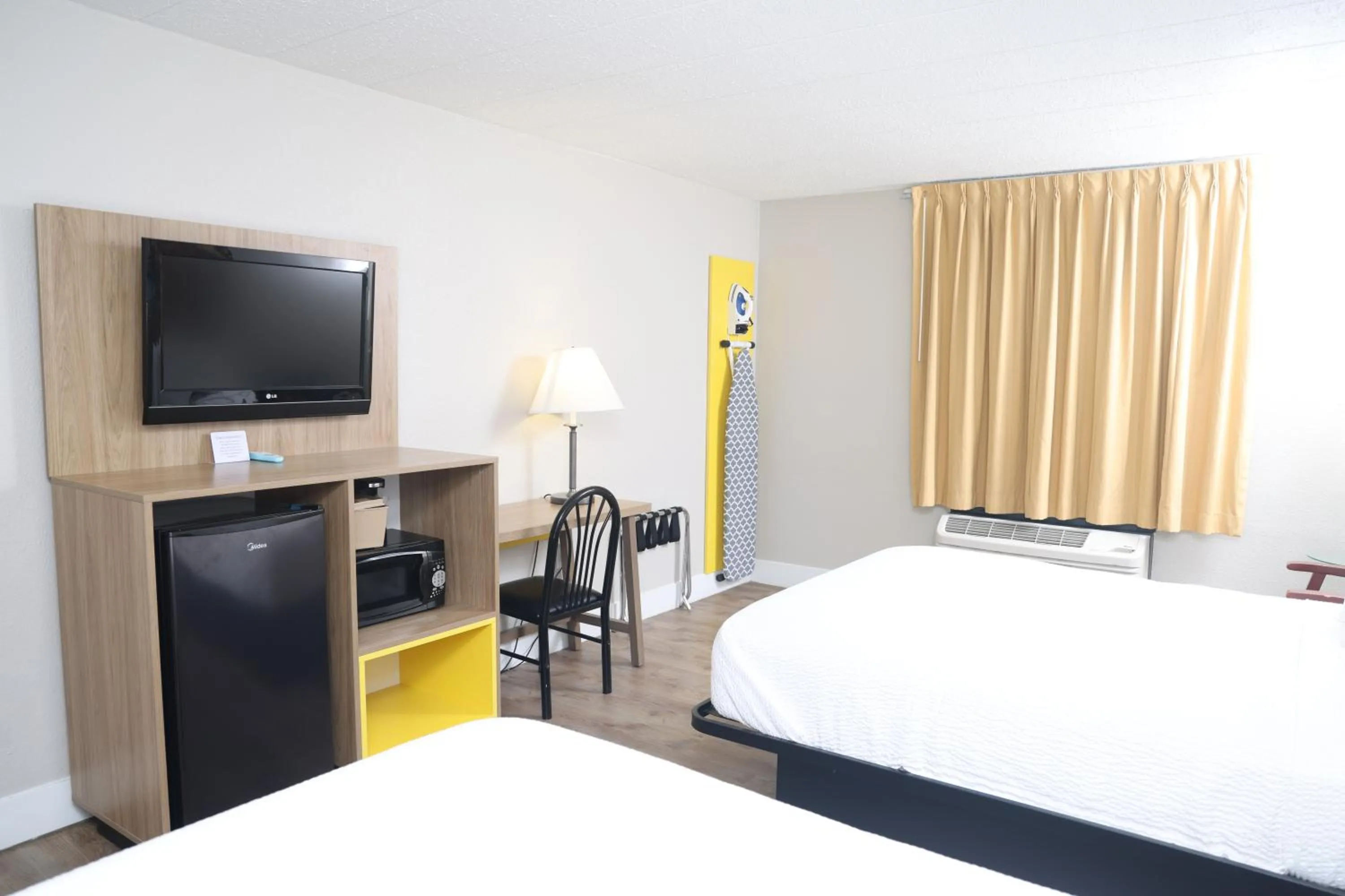 Bed in Days Inn by Wyndham Pittsburgh