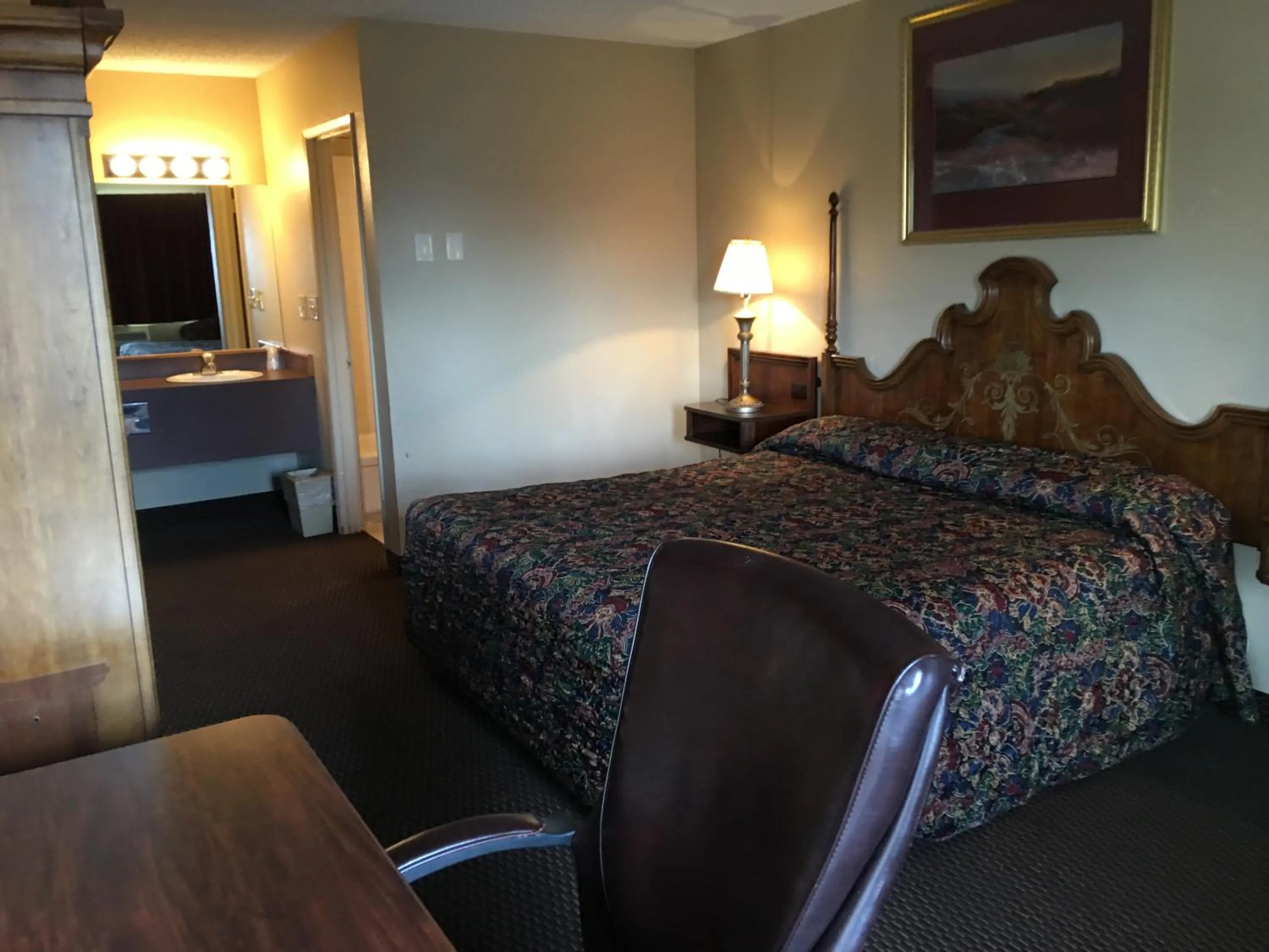 Bed in Cedars Inn Lewiston