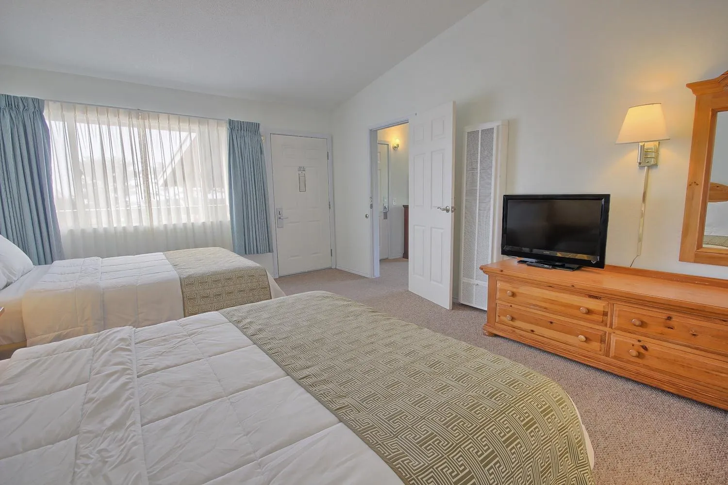 Bed in San Simeon Lodge