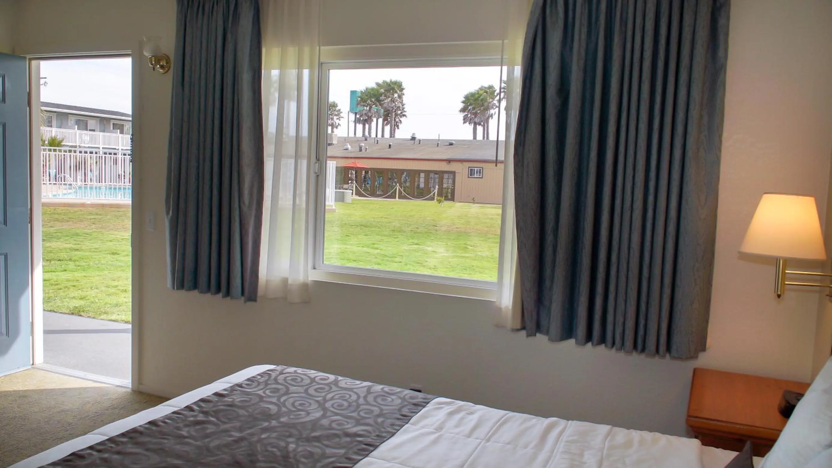 Bed in San Simeon Lodge