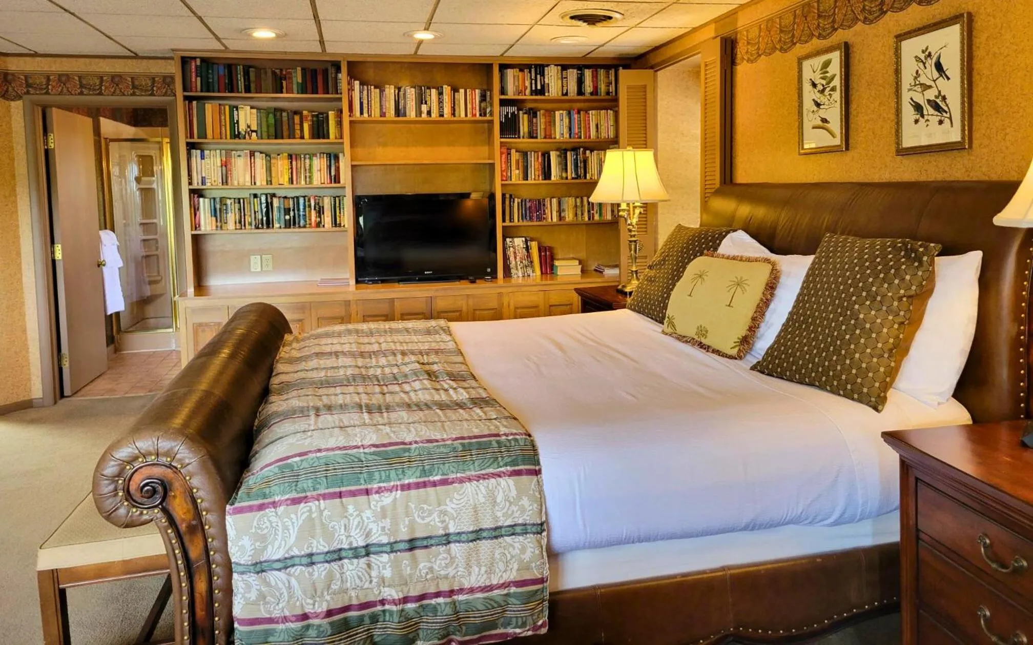 Bed in Altland House Inn & Suites