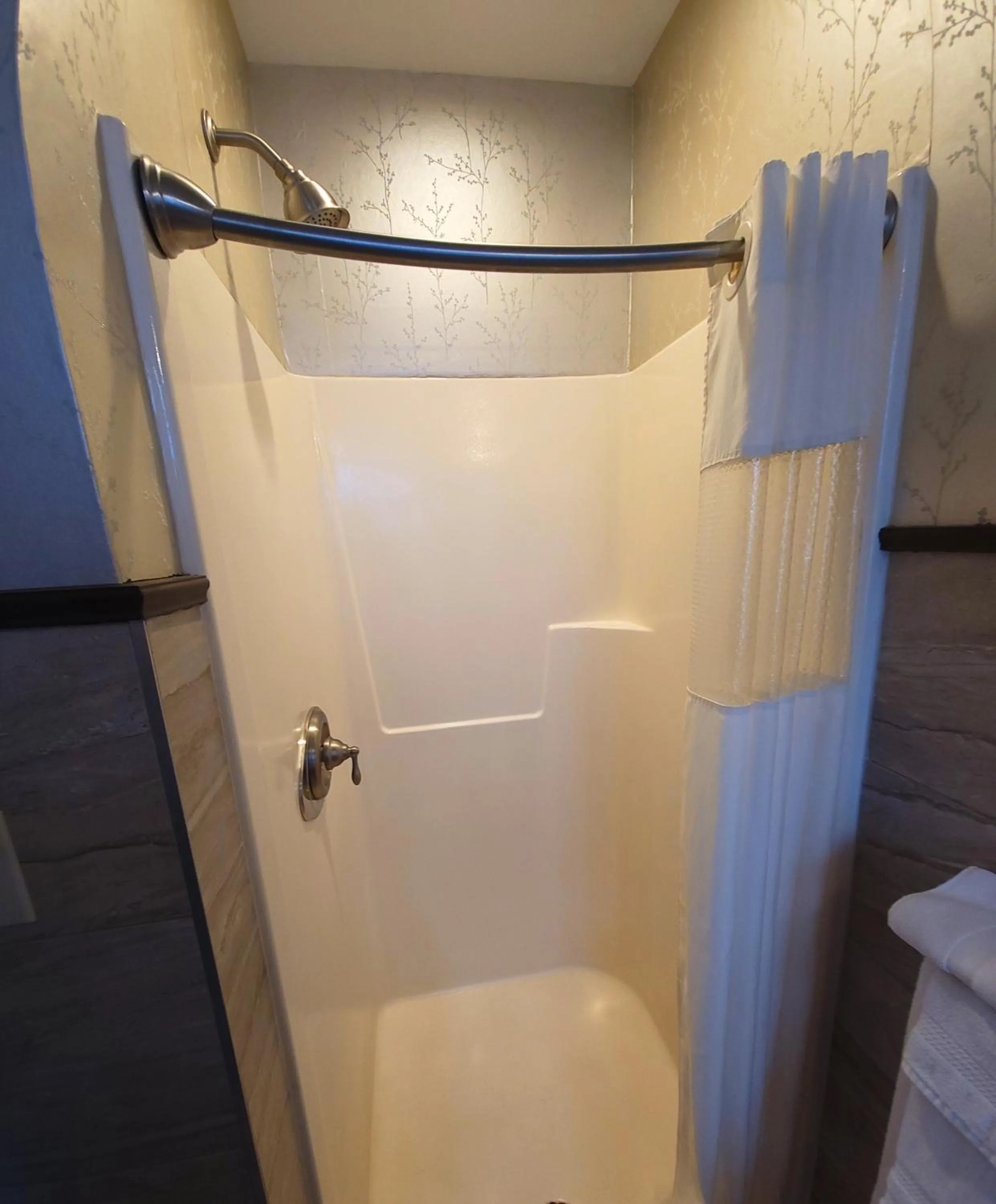 Shower in Altland House Inn & Suites