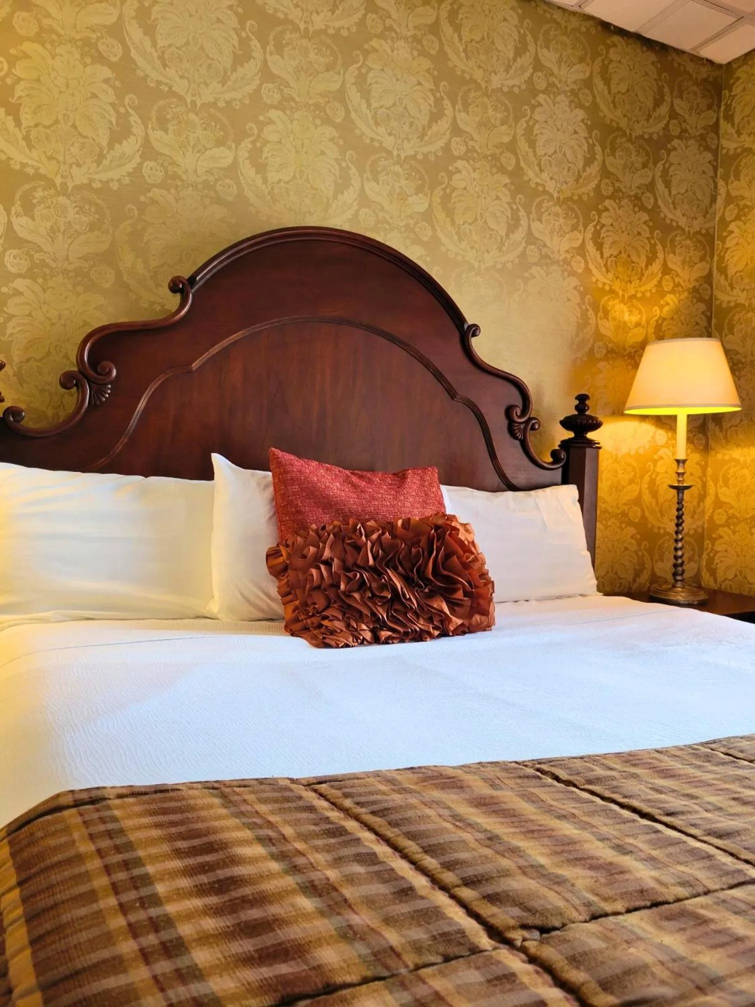 Bed in Altland House Inn & Suites