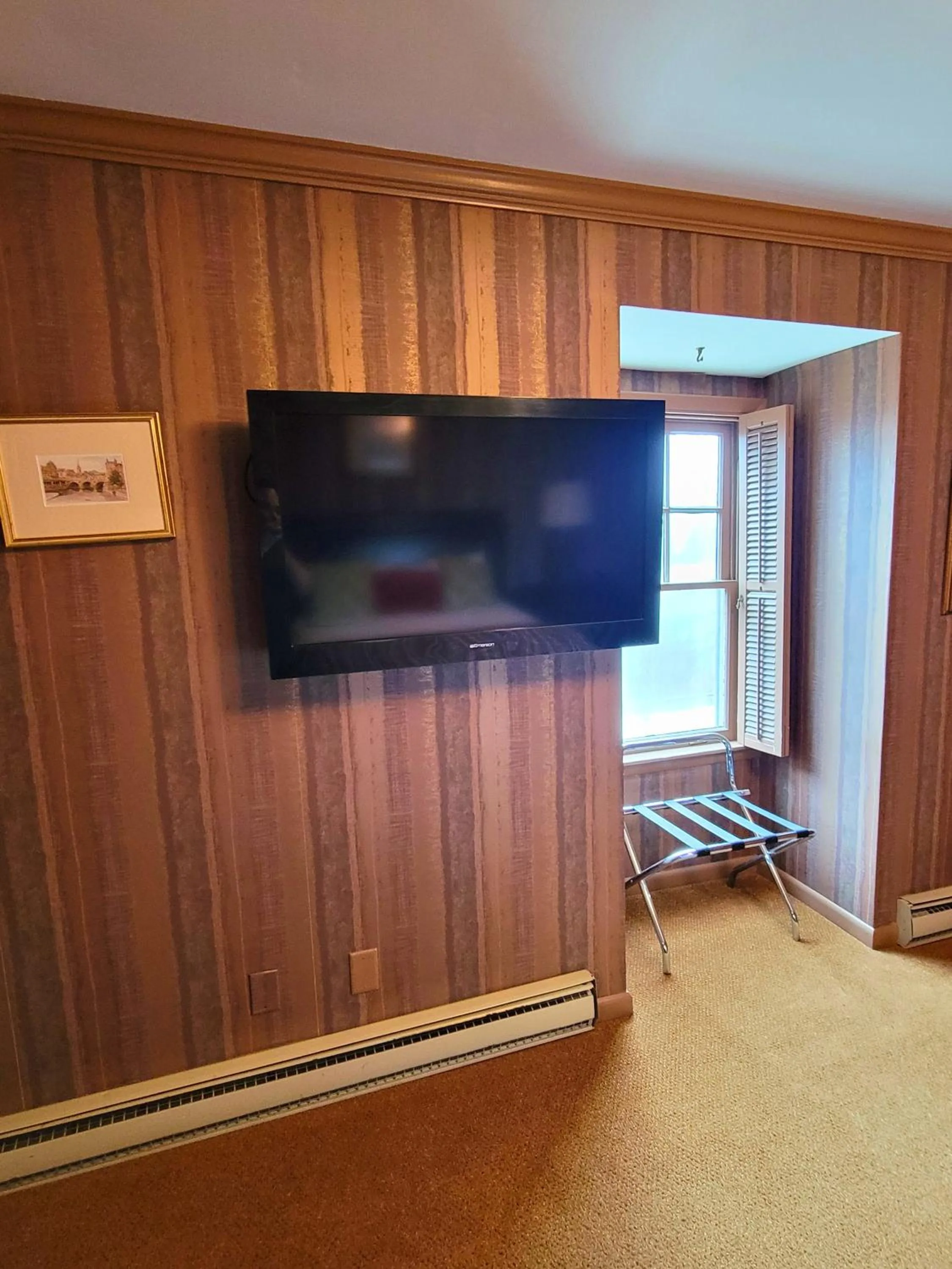 TV and multimedia in Altland House Inn & Suites
