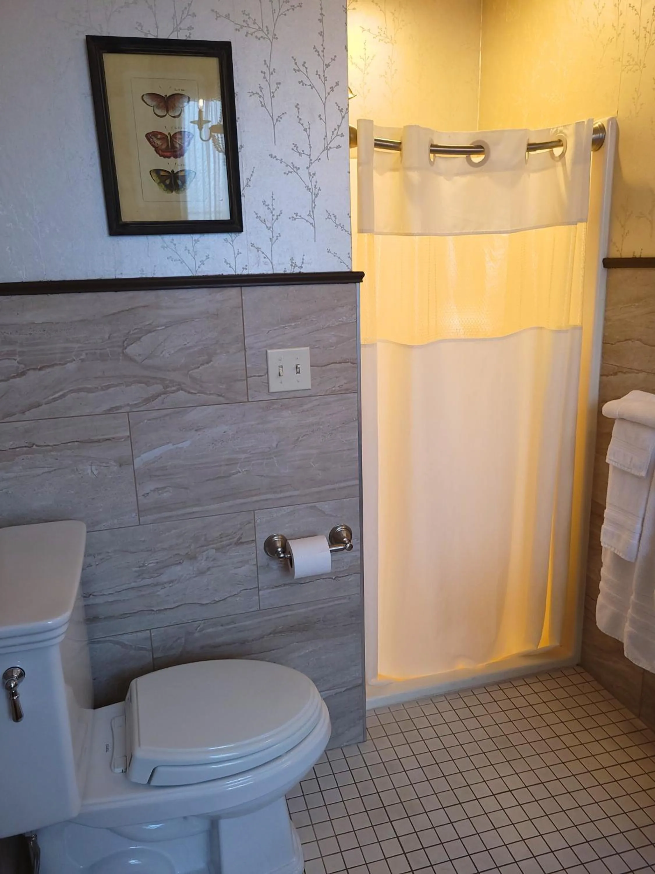Shower in Altland House Inn & Suites
