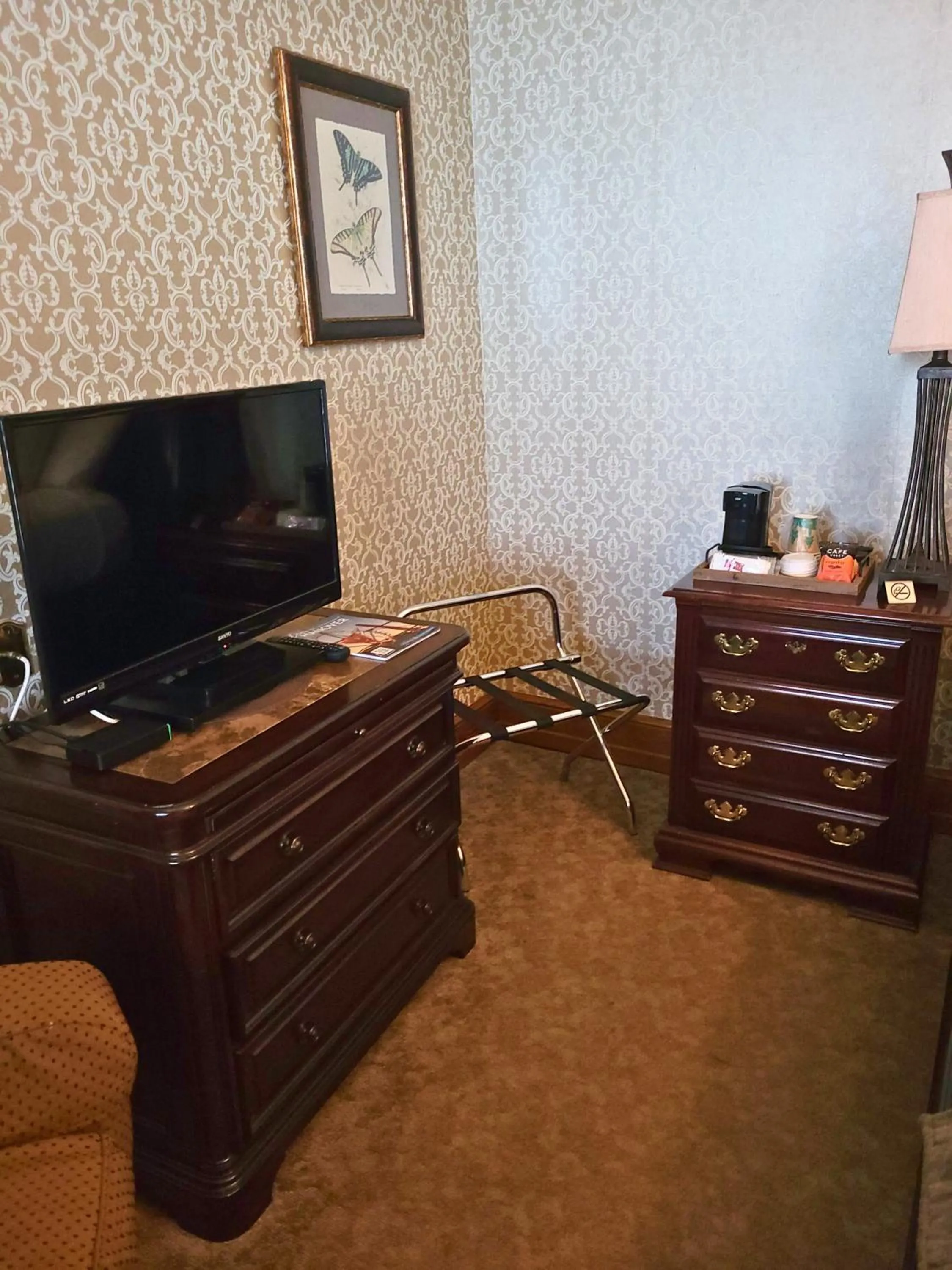TV and multimedia in Altland House Inn & Suites