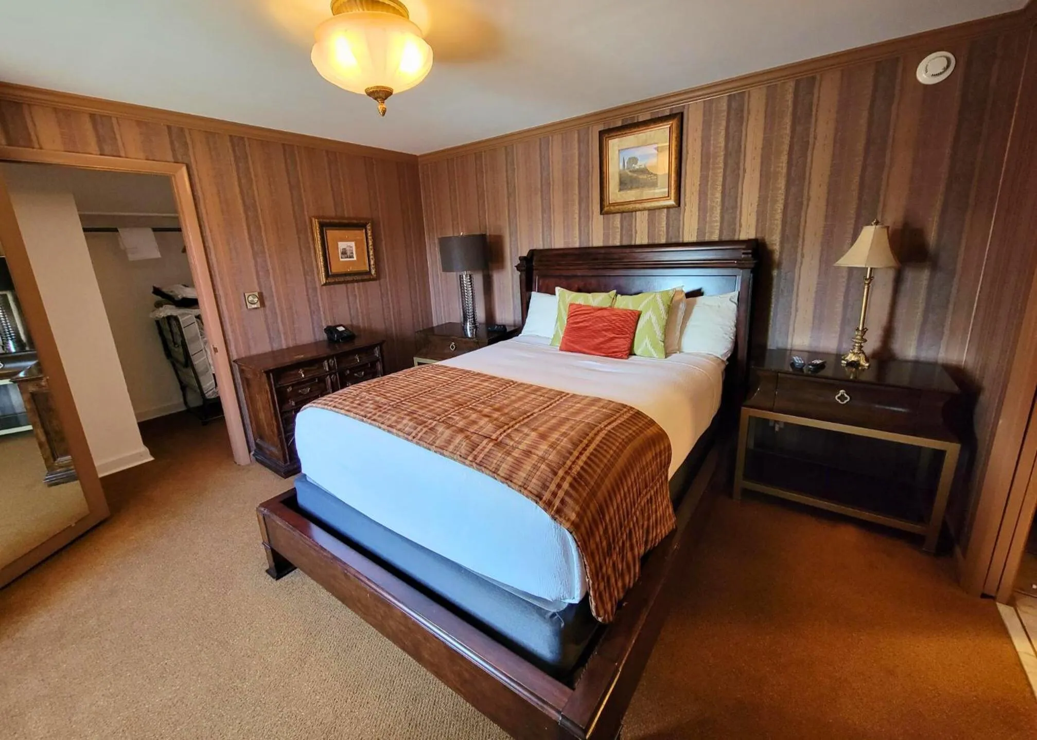Bed in Altland House Inn & Suites